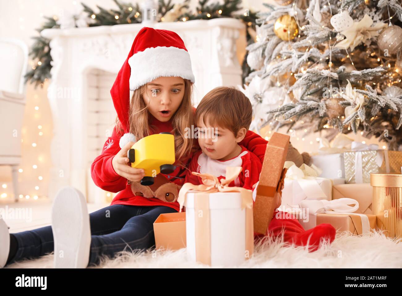 Niño de 2 años niño bebé niño abriendo un regalo de Navidad regalos de  Navidad Fotografía de stock - Alamy