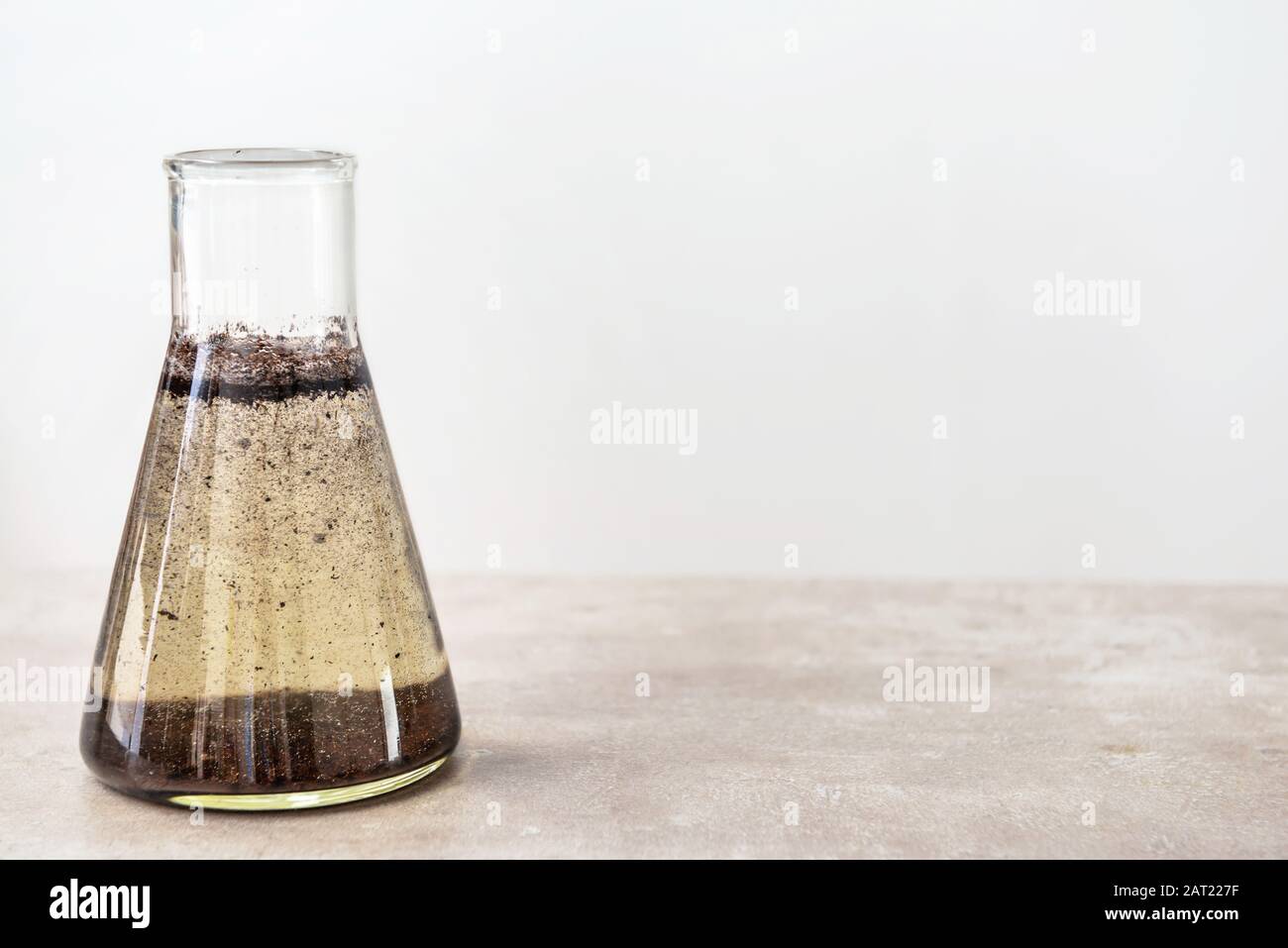 Matraz De Agua Sucia Sobre La Mesa Fotografia De Stock Alamy