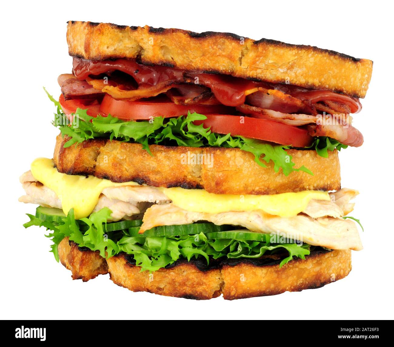 Sándwich de pollo y tocino de dos pisos aislado sobre fondo blanco