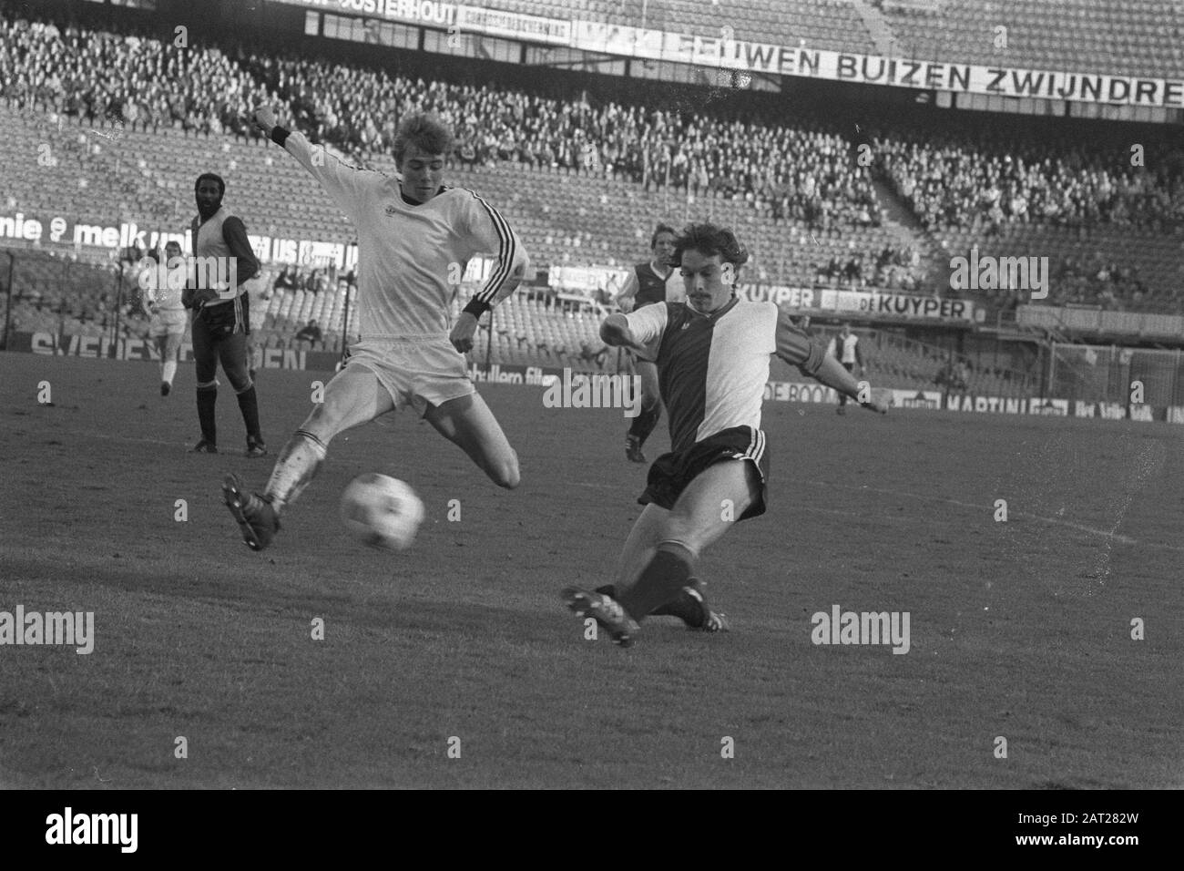 Feyenoord against Radnicki Nis 1-0 UEFA-cup. Jan van Deinsen (l