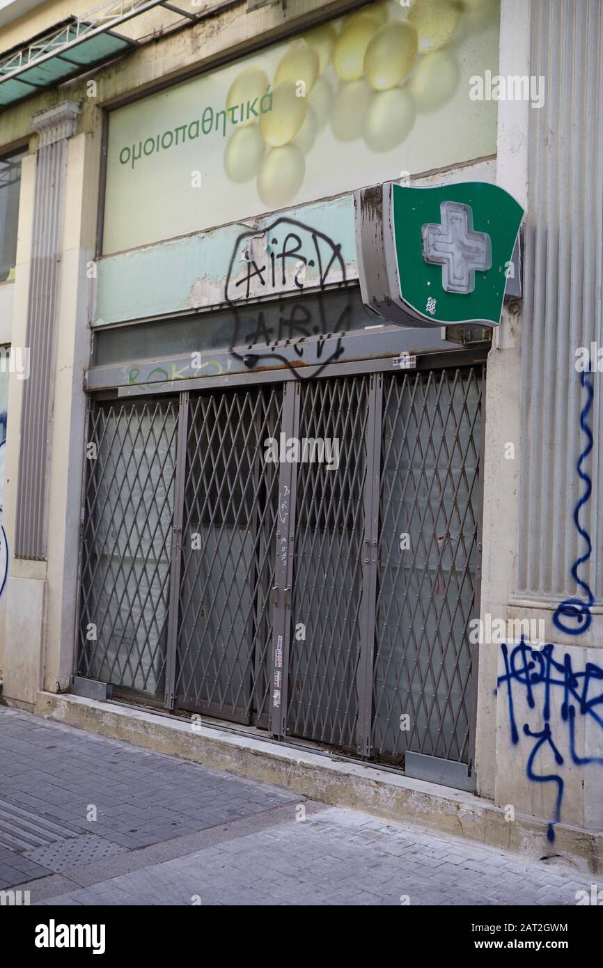 Tienda cerrada en Atenas , crisis económica griega Foto de stock