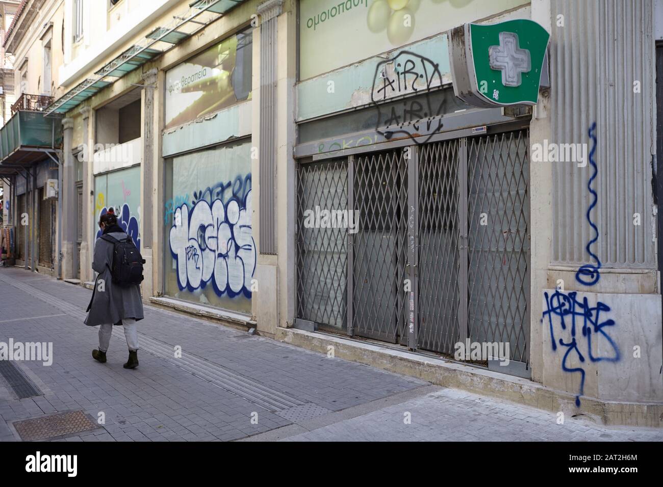 Tiendas cerradas en el centro de Atenas, crisis económica Foto de stock