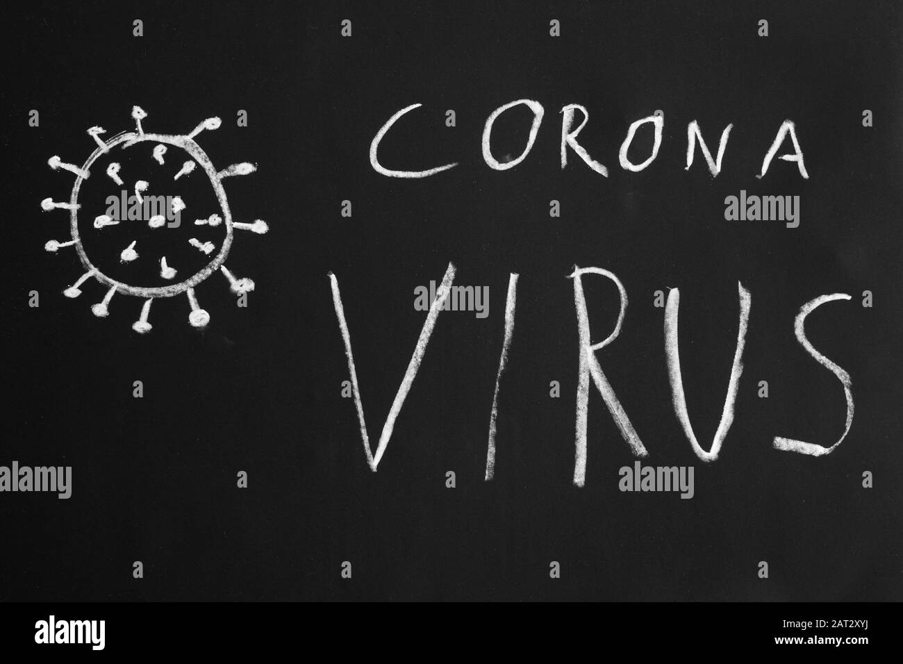 Texto dibujado a mano por el virus Corona y ilustración sencilla con tiza en pizarra Foto de stock