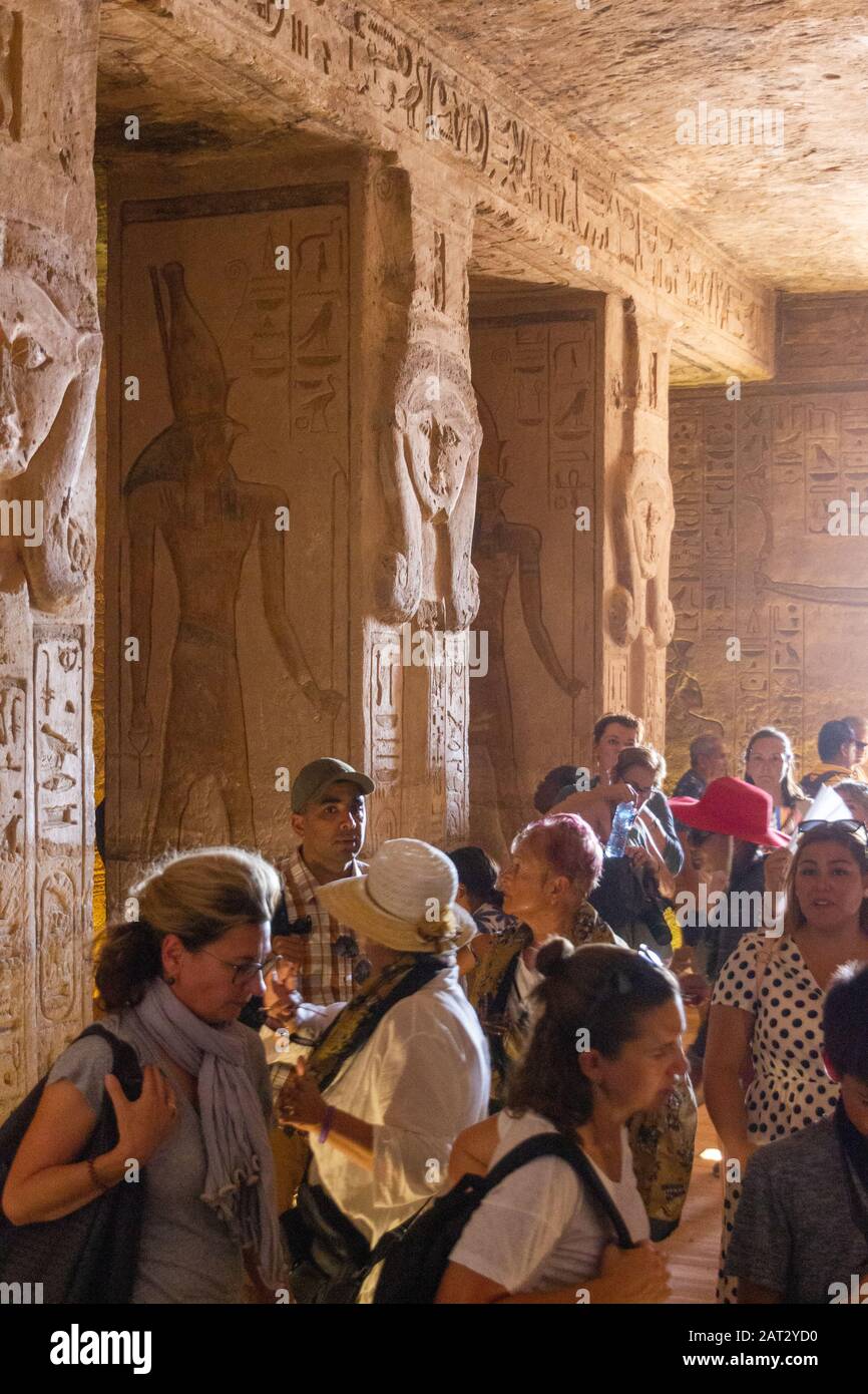 Turistas dentro del pequeño Templo de Abu Simbel Foto de stock
