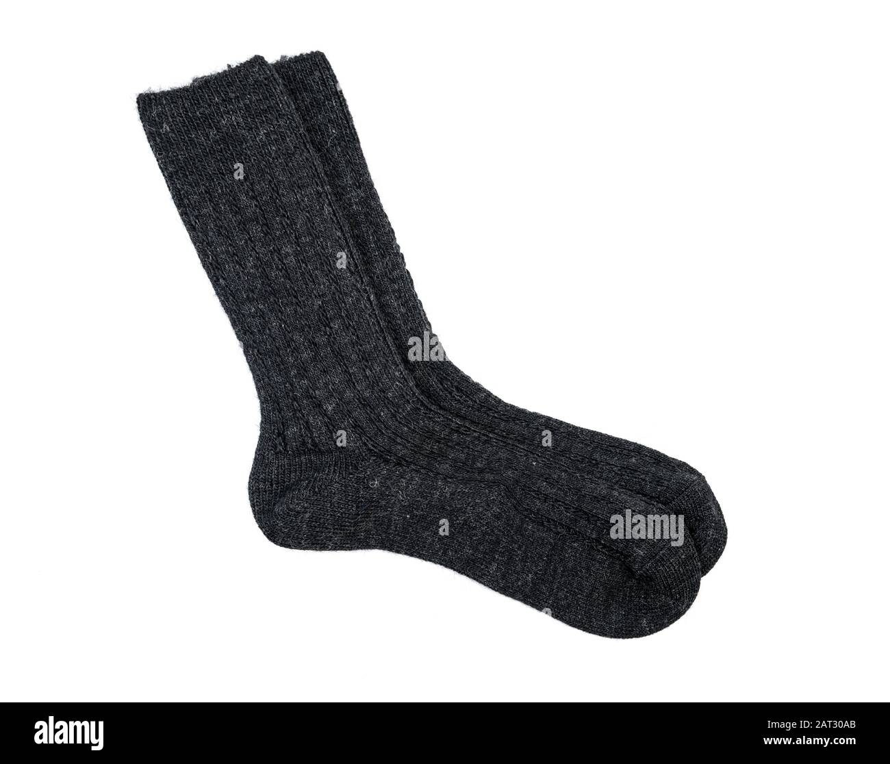 Par de calcetines de lana gris oscuro aislados sobre fondo blanco Foto de stock