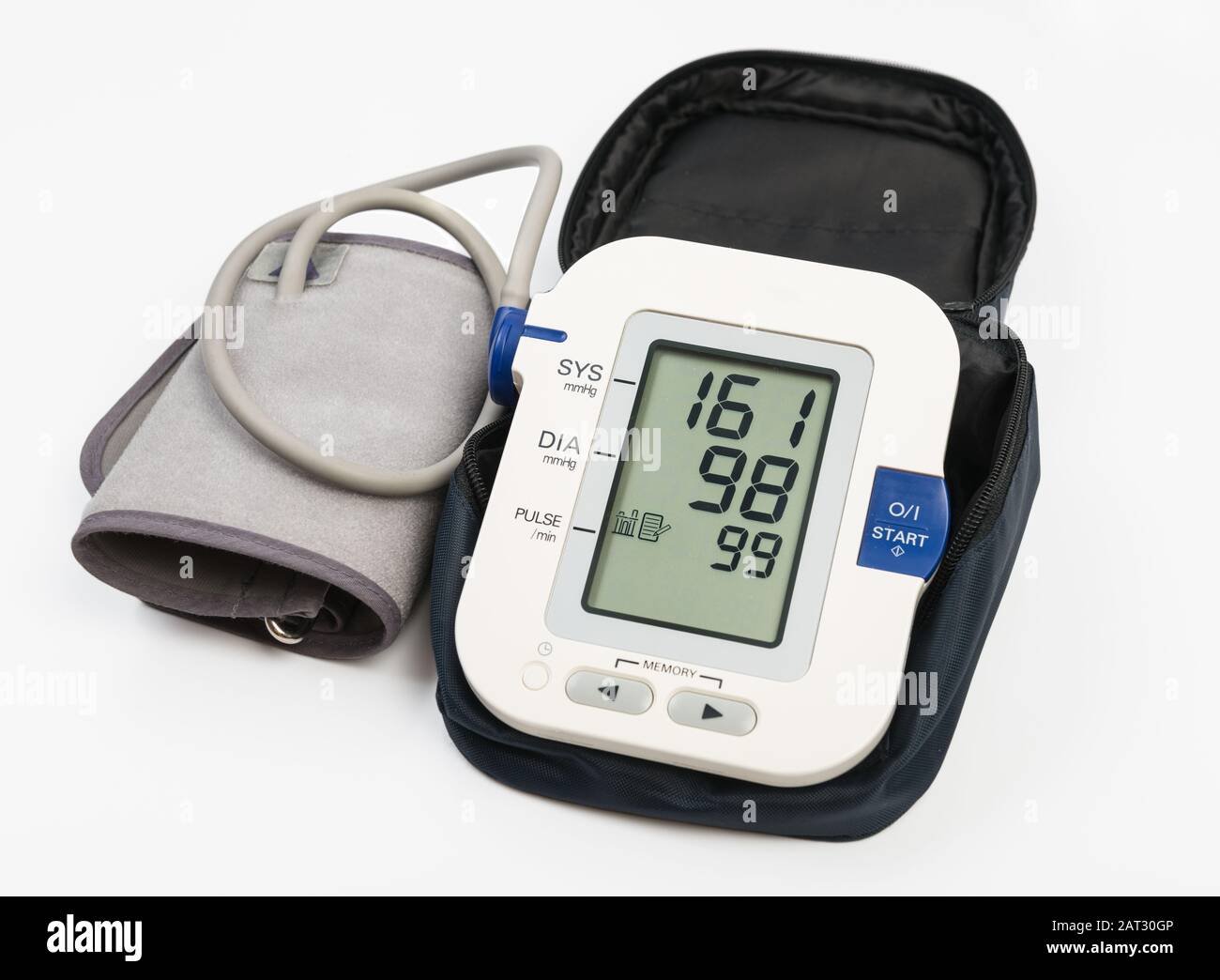 Medidor electrónico de presión sanguínea y manguito en caso de que se produzca. Pantalla del medidor que muestra la presión arterial alta 151/98. Trazado de recorte Foto de stock