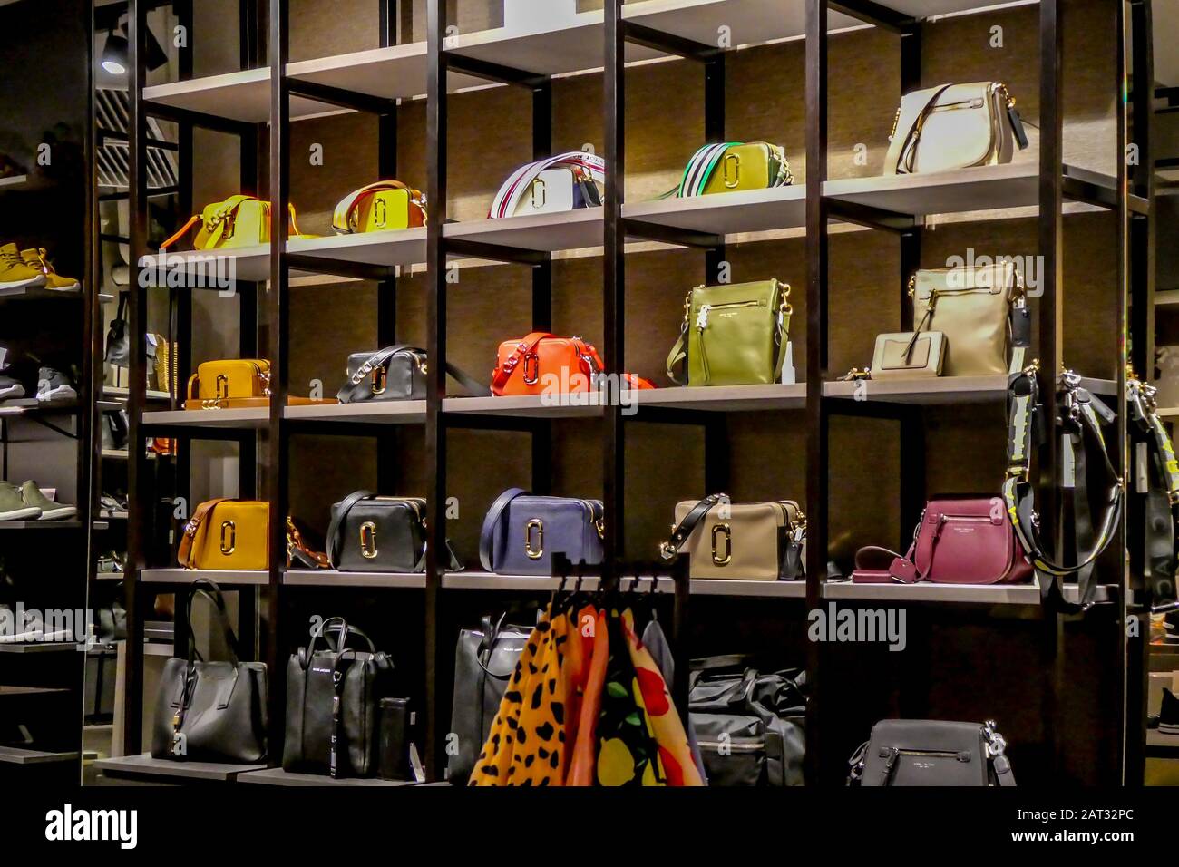 Exposición en una tienda de accesorios para mujer en Kristandand, Noruega  Fotografía de stock - Alamy