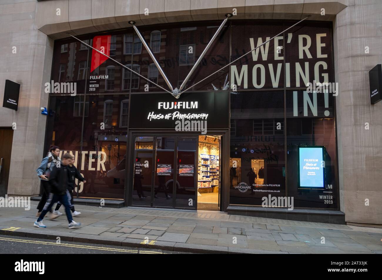 Chaise longue Shipley Reverberación Londres / Reino Unido - 28 de noviembre de 2019: Entrada a la nueva Fujifilm  House of Photography. Primera tienda Fujifilm en Londres y en el mundo.  Inaugurado en diciembre de 201 Fotografía de stock - Alamy