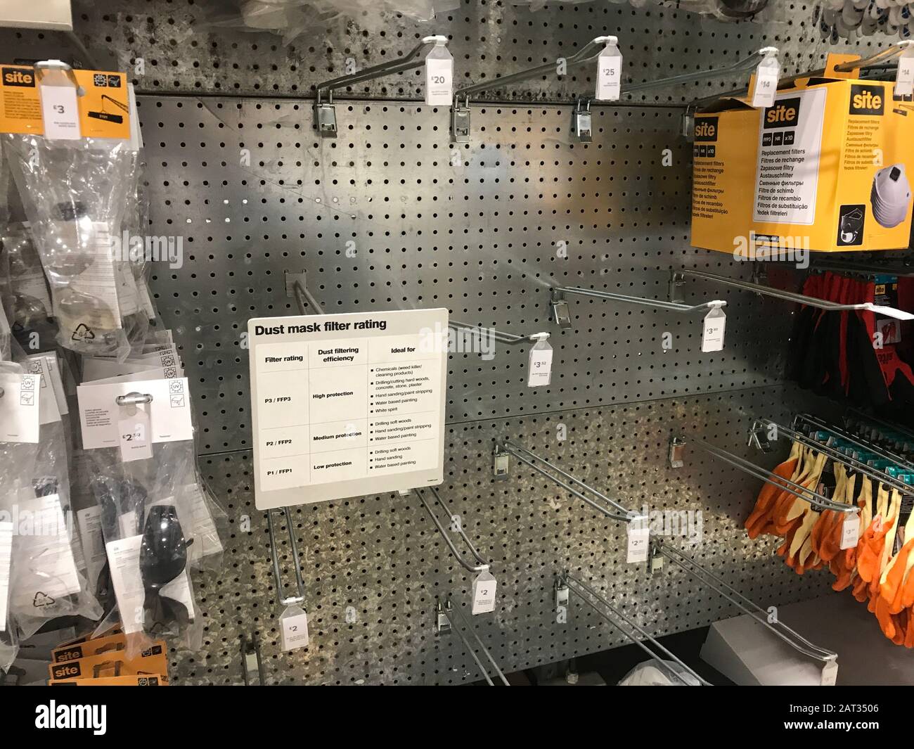 Los estantes vacíos donde las máscaras faciales se venden generalmente en una tienda de bricolaje en el oeste de Londres. Las farmacias están trabajando para impulsar las acciones, ya que la demanda de máscaras faciales en el Reino Unido parece estar en aumento en medio de temores sobre el coronavirus. Foto de stock