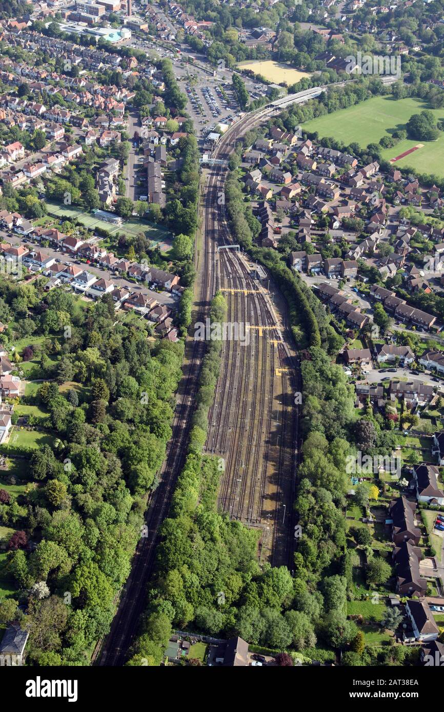 Vista aérea de los ferrocarriles al sur de la estación de Loughton Foto de stock