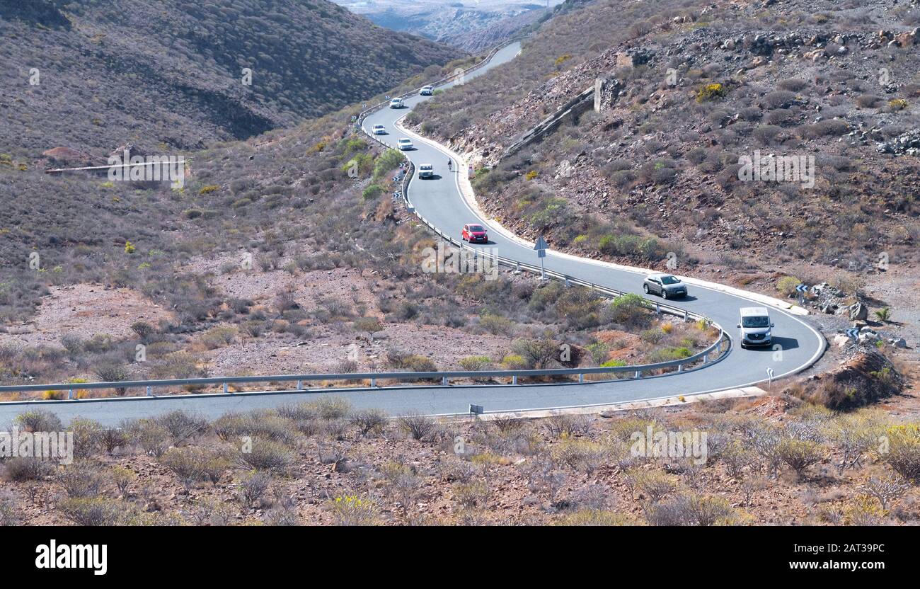 La sinuosa y sinuosa carretera GC60 desde Maspalomas hasta el centro de la isla. Foto de stock