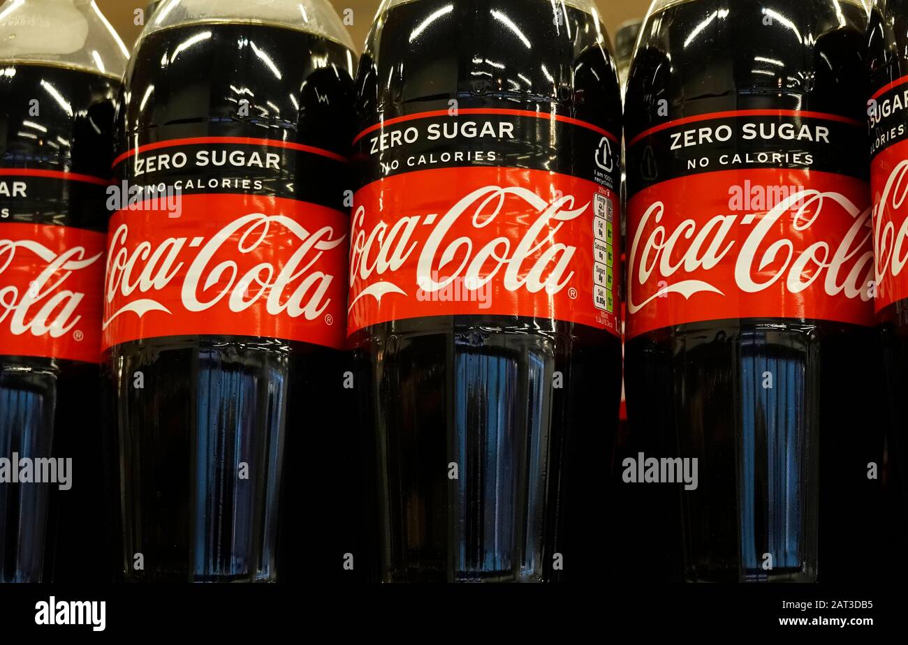 Grandes botellas de Coca-Cola sin calorías y sin azúcar Foto de stock