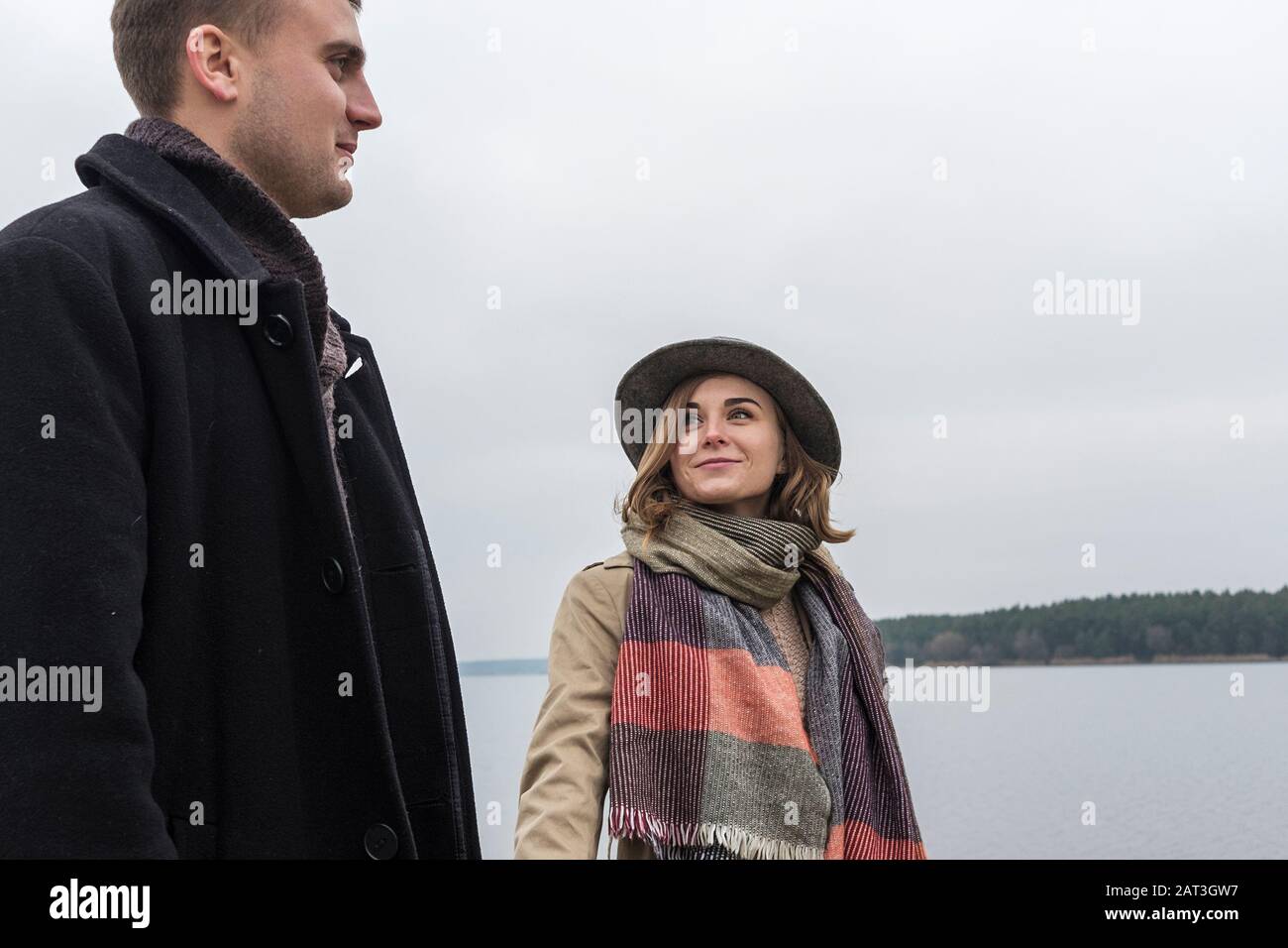 Mujer joven enamorada sonriendo con su novio Foto de stock