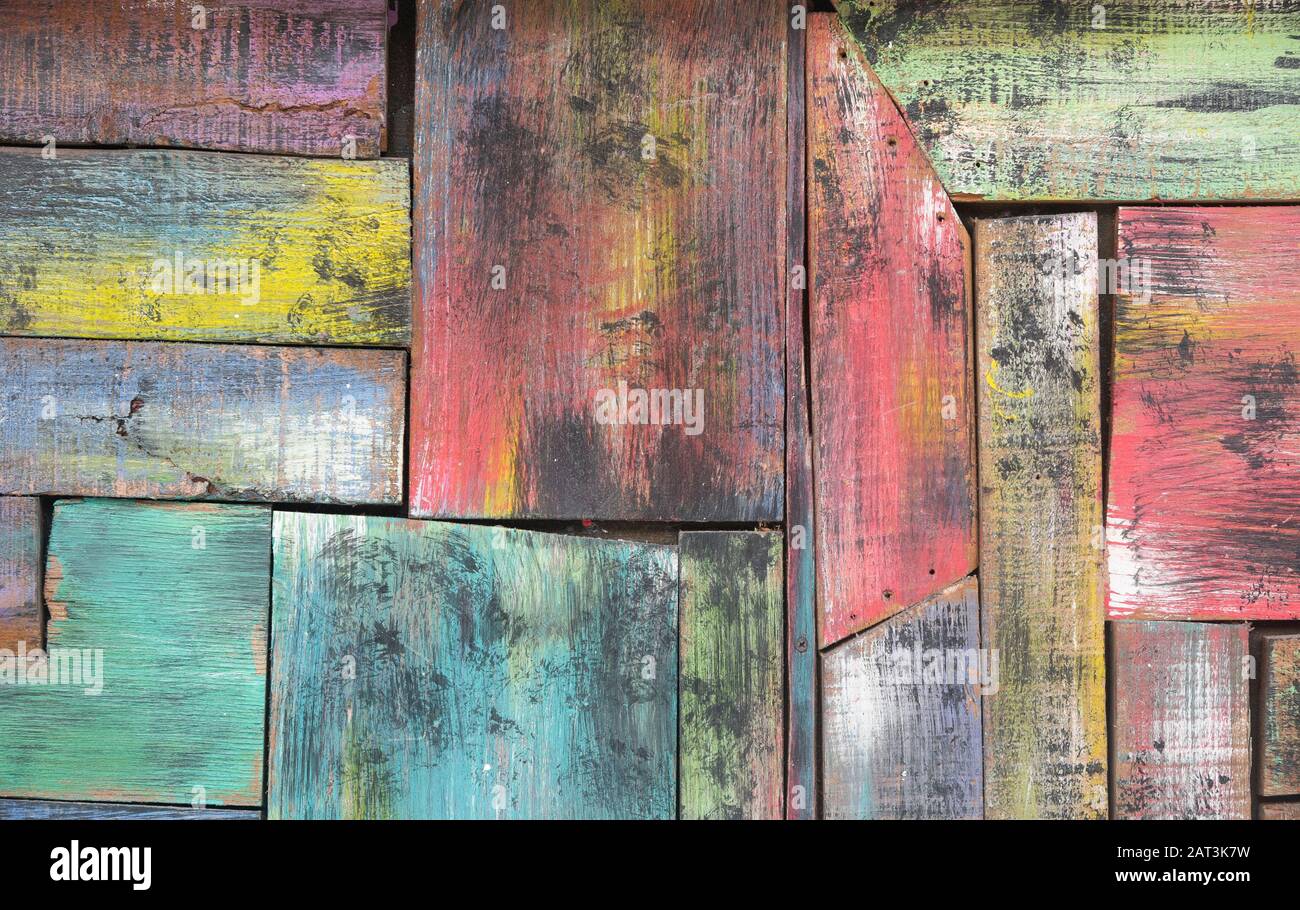 Antiguas tablas de madera de varios colores. Fondo de madera de colores