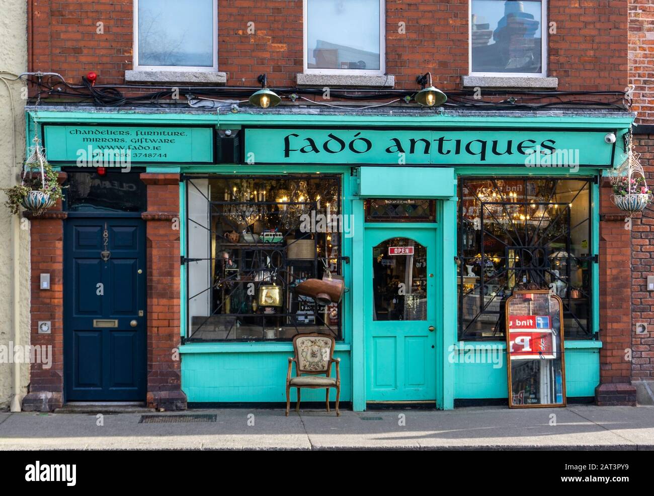 Fadó Antiques Shop on Phibsboro Road, Dublin, compra y venta de antigüedades durante 30 años. Foto de stock