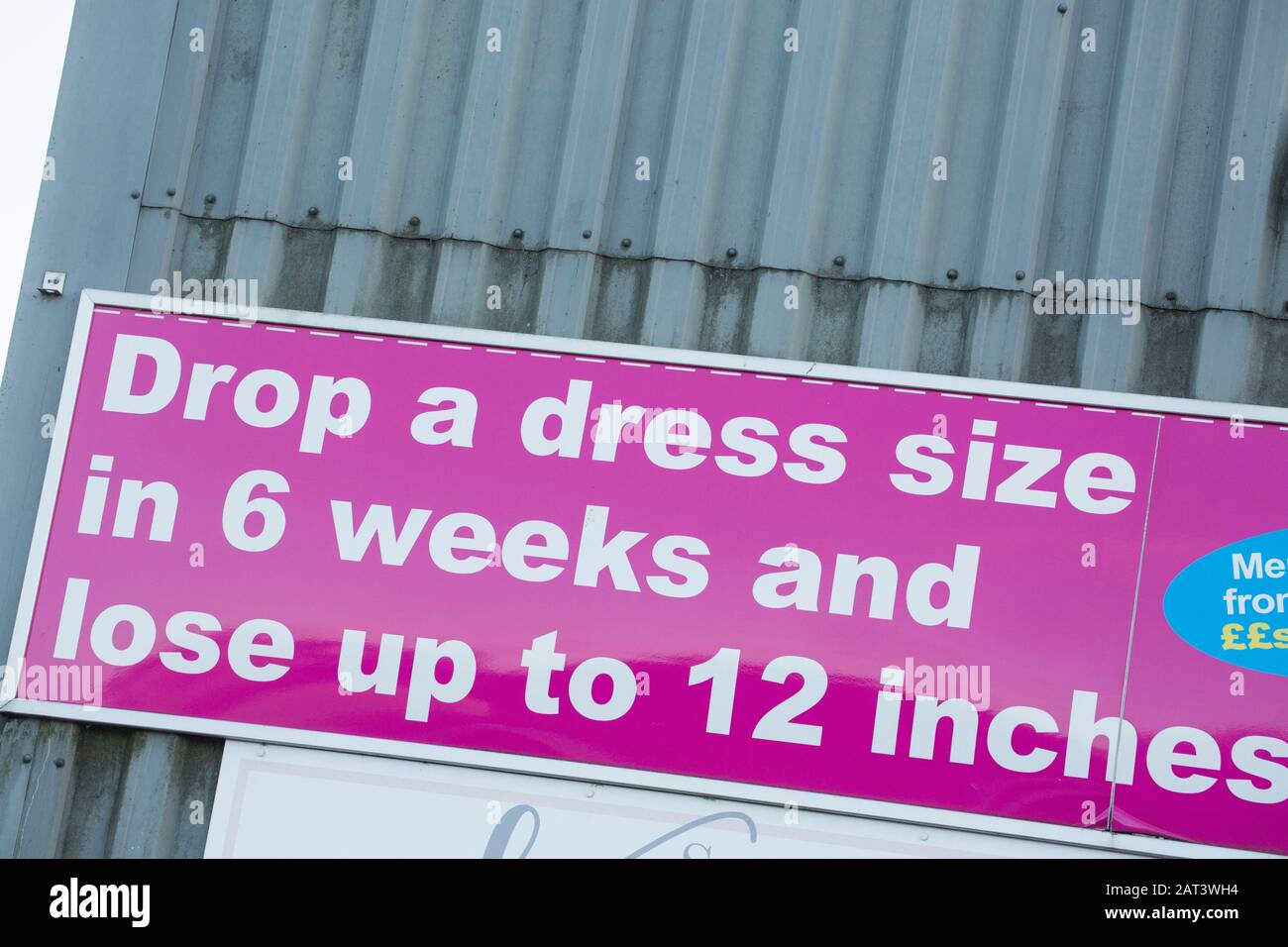 Una señal fuera de un gimnasio que anuncia pérdida de peso. Dorset Inglaterra Reino Unido GB. Foto de stock