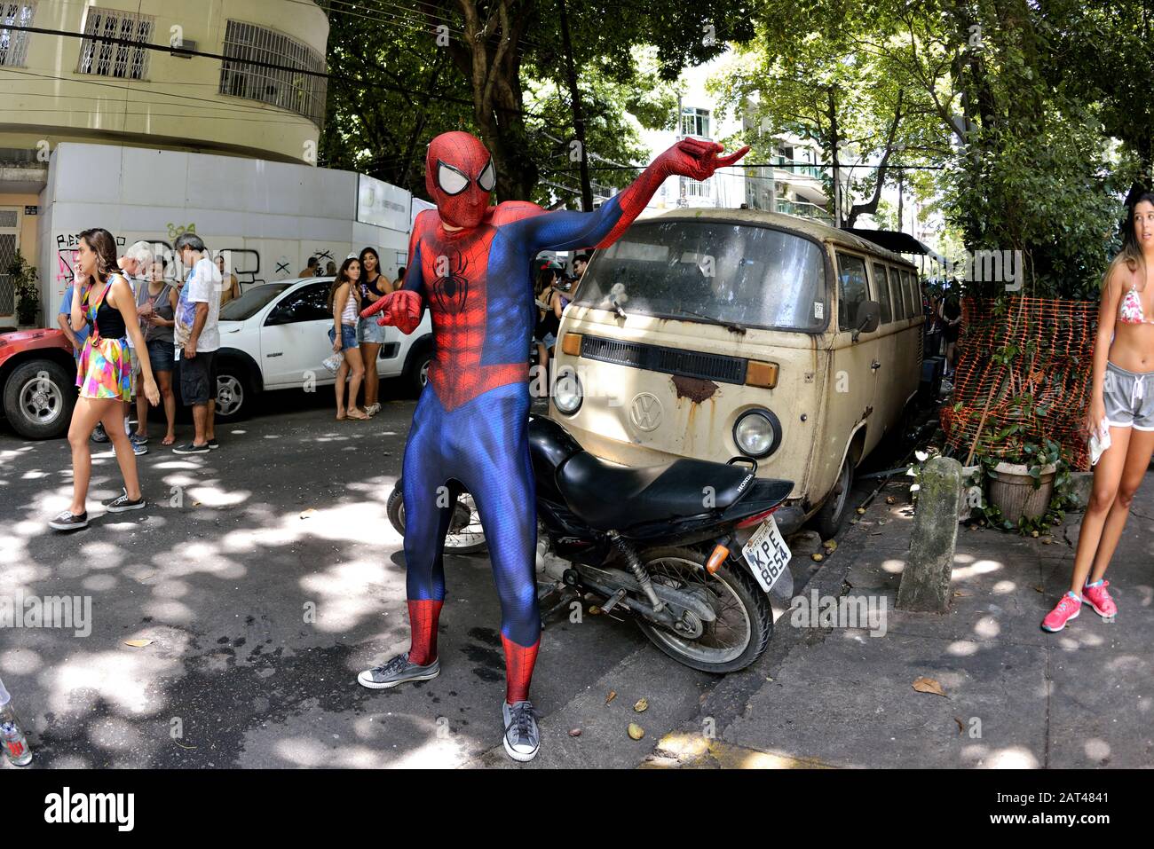 Carnaval, Río de Janeiro - 30 de enero de 2016: Revelador vestido como héroe de dibujos animados araña hombre participa en la calle bloque Areia, portugués de arena. Foto de stock