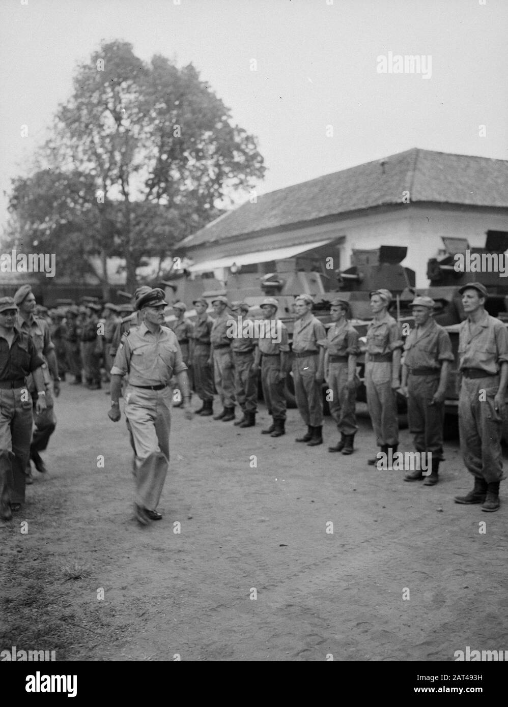 Inspección coronel J.W. Sluyter, Comandante U-Brigade Fecha: Octubre 1949 Lugar: Indonesia, Dutch East Indies Foto de stock