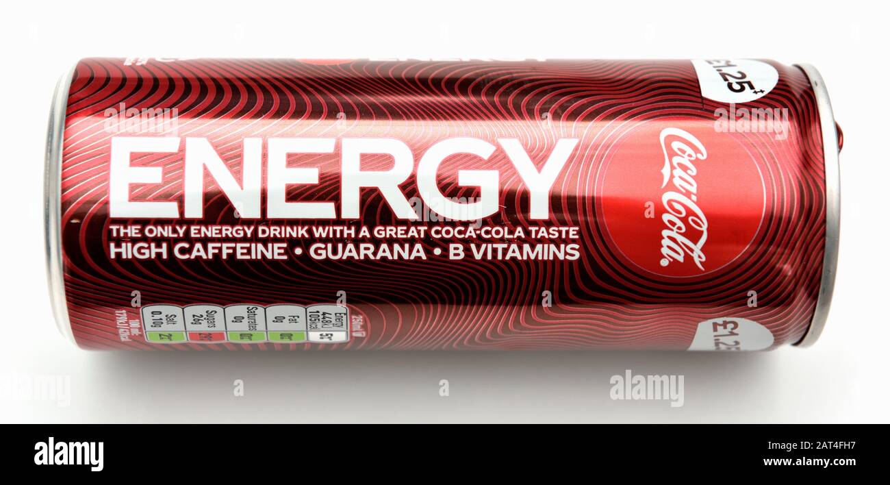 Bebida energética, cafeína alta, guaraná, vitaminas del grupo B, sabor a  coca cola, bebida enlatada Fotografía de stock - Alamy