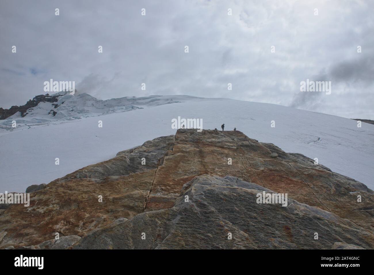 Escaladores Con Vista Al Glaciar Ritacuba, Parque Nacional El Cocuy, Boyacá, Colombia Foto de stock