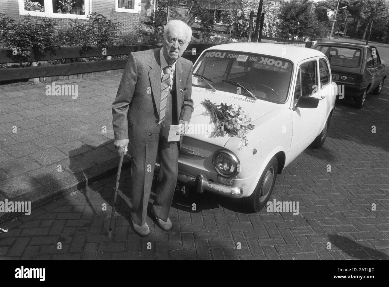 Cien años y aún más automovilista Year old Man Bander con su automóvil Fecha: 31 de mayo de 1983 palabras clave: Coches, ancianos Foto de stock