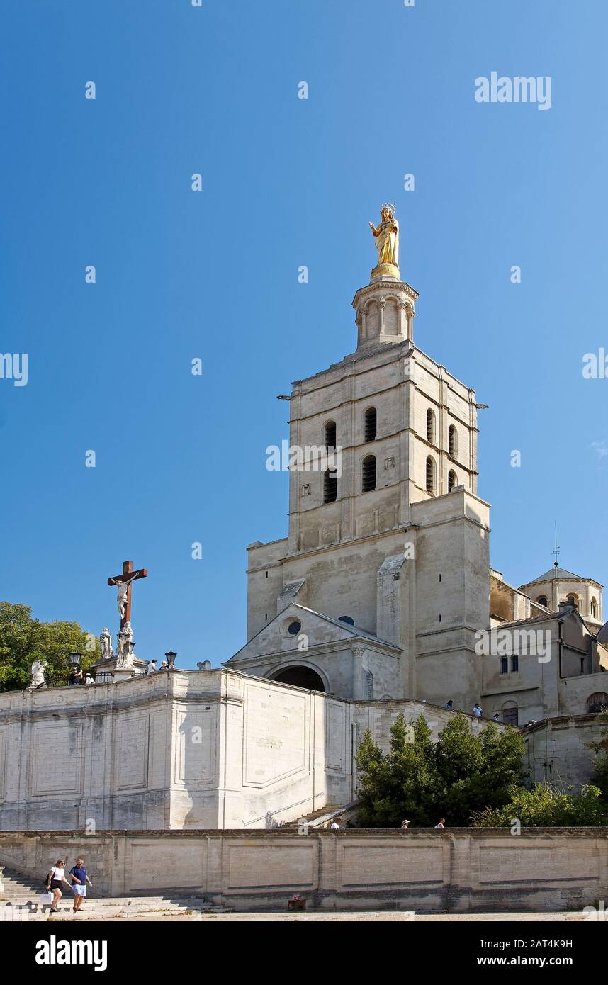 Catedral De Nuestra Señora de Doms, 12 siglo, Catedral de Avignon, Notre Dame des Doms, crucifijo grande, estatuas, ángeles, al aire libre, estatua dorada en la cima de la cúpula, Foto de stock