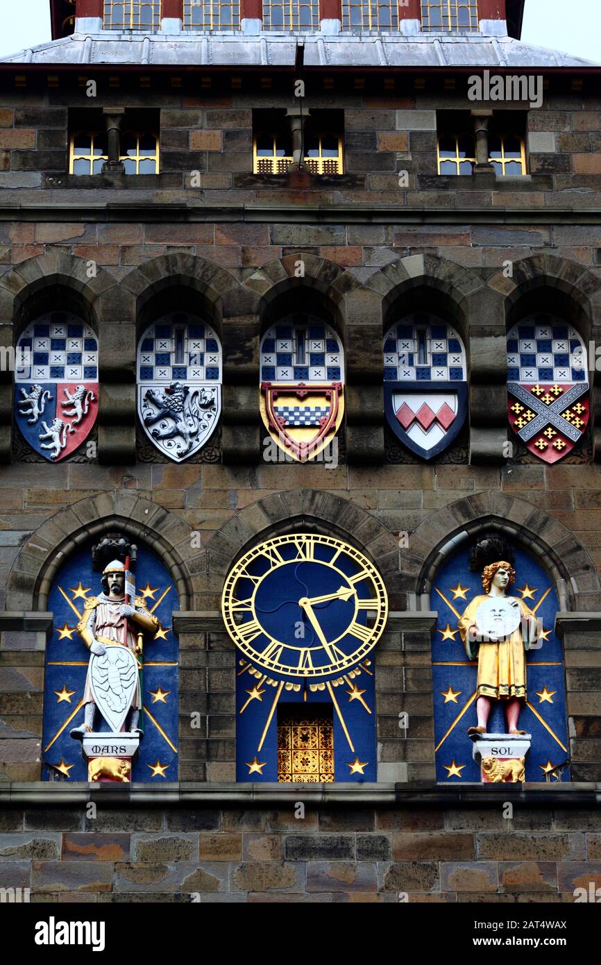 Detalle de escudos y estatuas en la torre del reloj de estilo gótico victoriano, parte del Castillo de Cardiff, Cardiff, South Glamourgan, Gales, Reino Unido Foto de stock