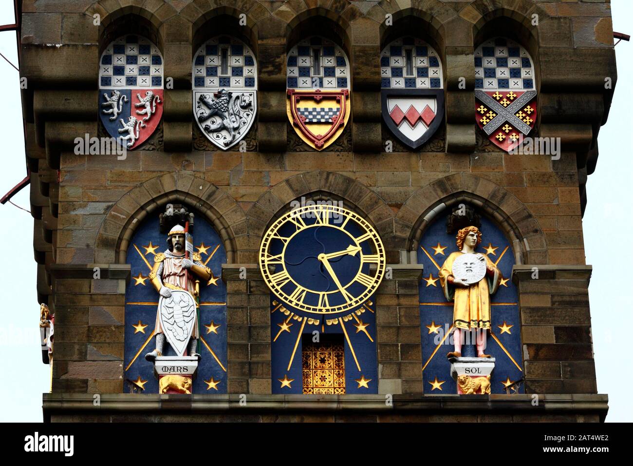 Detalle de escudos y estatuas en la torre del reloj de estilo gótico victoriano, parte del Castillo de Cardiff, Cardiff, South Glamourgan, Gales, Reino Unido Foto de stock