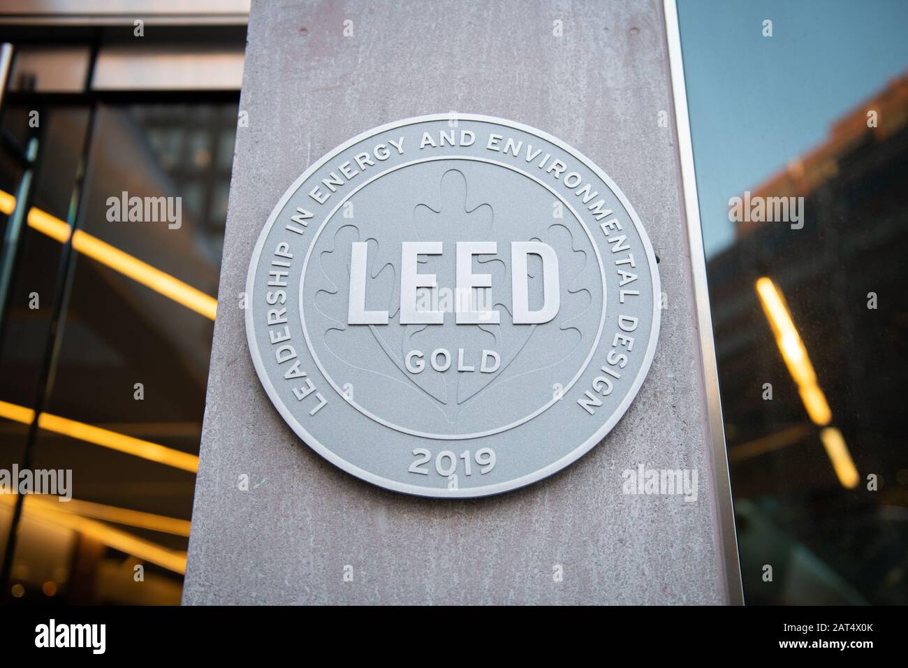 Un logotipo de Leadership in Energy and Environmental Design (LEED) Gold visto en un edificio en Washington, DC el 21 de enero de 2020. El programa LEED es un programa global de certificación ambiental para proyectos de construcción. (Graeme Sloan/Sipa Estados Unidos) Foto de stock