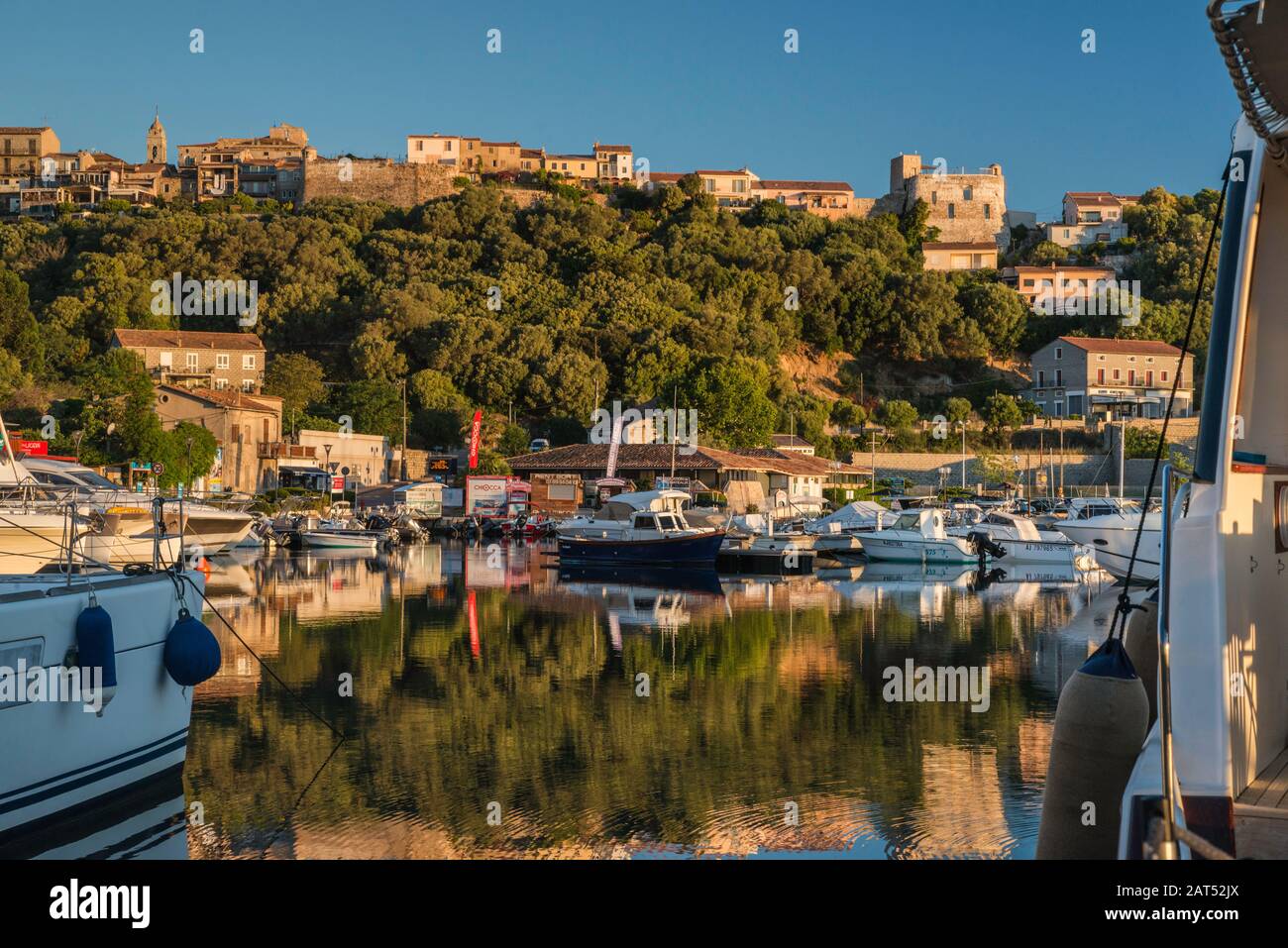 Los barcos de la marina en el Golfo de Porto-Vecchio, la ciudadela en la colina, Freto microregion de Porto-Vecchio, Corse du Sud, Córcega, Francia Foto de stock