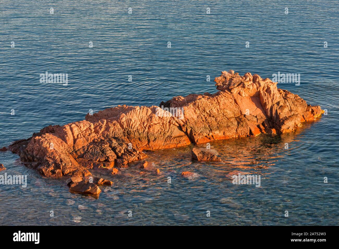 Rocas porfirias de granito naranja, Golfo de Porto-Vecchio, Mar Tirreno, zona de Pointe de la Chiappa, cerca de Porto-Vecchio, Corse-du-Sud, Córcega, Francia Foto de stock