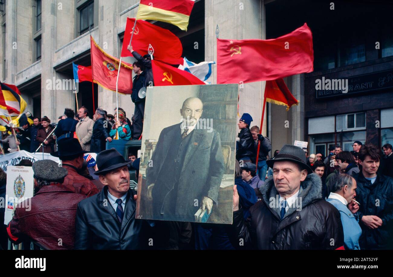 Manifestación Pro-comunista, anti-Yeltsin (Boris Yeltsin, Presidente ruso 1991-1999) frente al Viejo Hotel Moskva en la Plaza Manezhnaya en el centro de Moscú, 1992. Foto de stock
