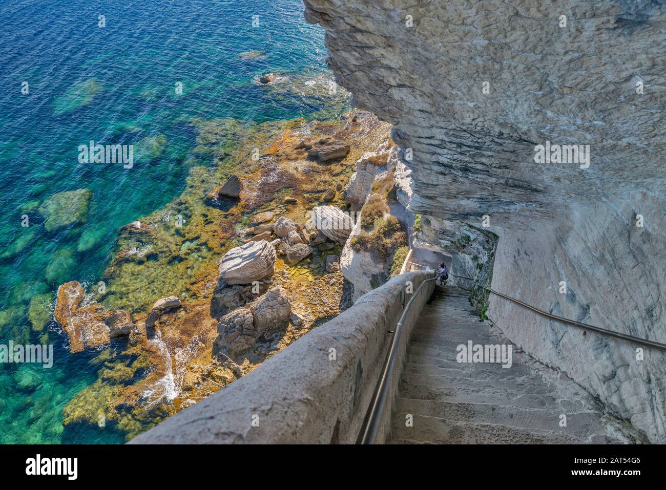 Escalier du roi d'Aragon (Pasos del rey Aragón) cortado en 1420 en un acantilado de piedra caliza sobre el estrecho de Bonifacio en Bonifacio, Corse-du-Sud, Córcega, Francia Foto de stock
