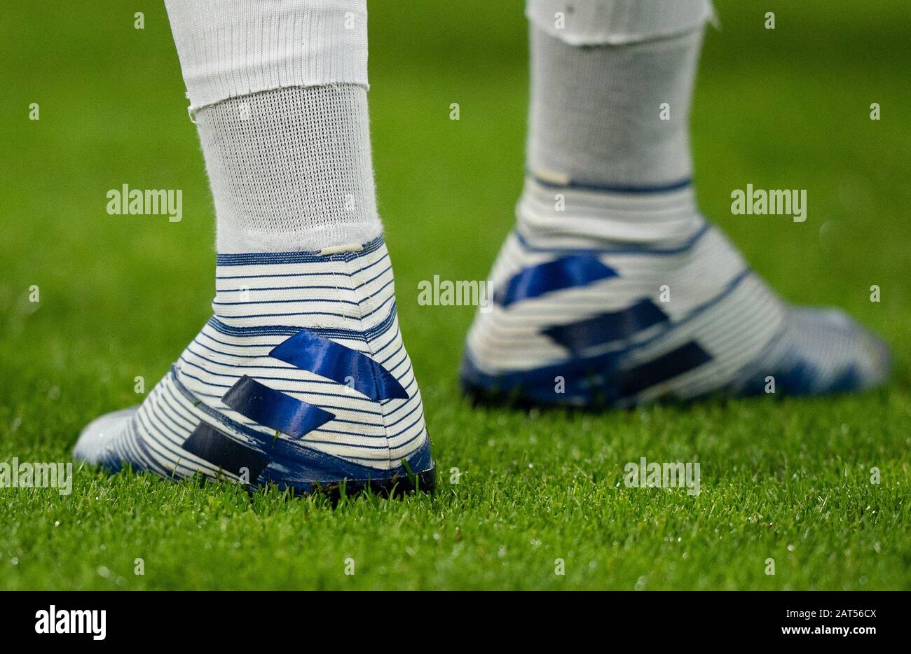 Londres, Reino Unido. 29 de enero de 2020. Las botas de fútbol Adidas  Nemesis de Roberto Firmino de Liverpool durante el partido de la Premier  League entre West Ham United y Liverpool
