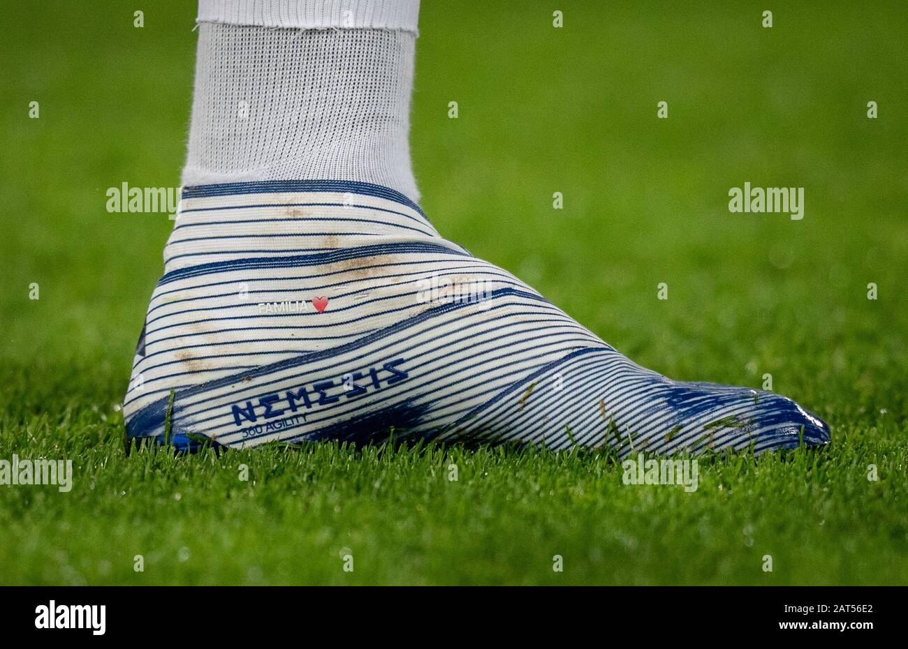 Londres, Reino Unido. 29 de enero de 2020. Las botas de fútbol Adidas Nemesis de Roberto Firmino de Liverpool que FAMILIA y corazón del amor durante el partido de la Premier