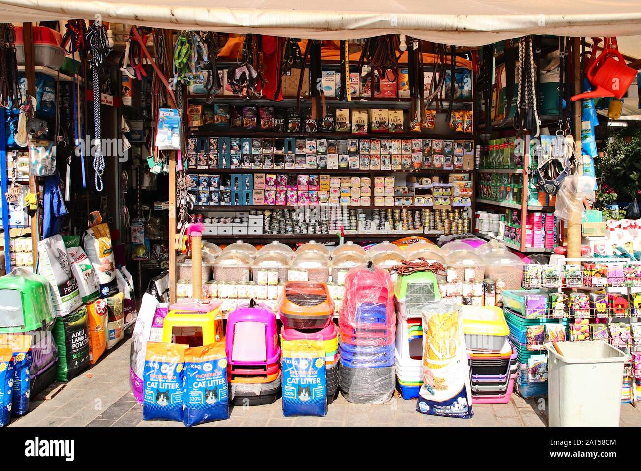 Estambul, TURQUÍA - 16 de septiembre de 2019: Un mercado de venta de varios productos  para mascotas en Estambul, Turquía Fotografía de stock - Alamy