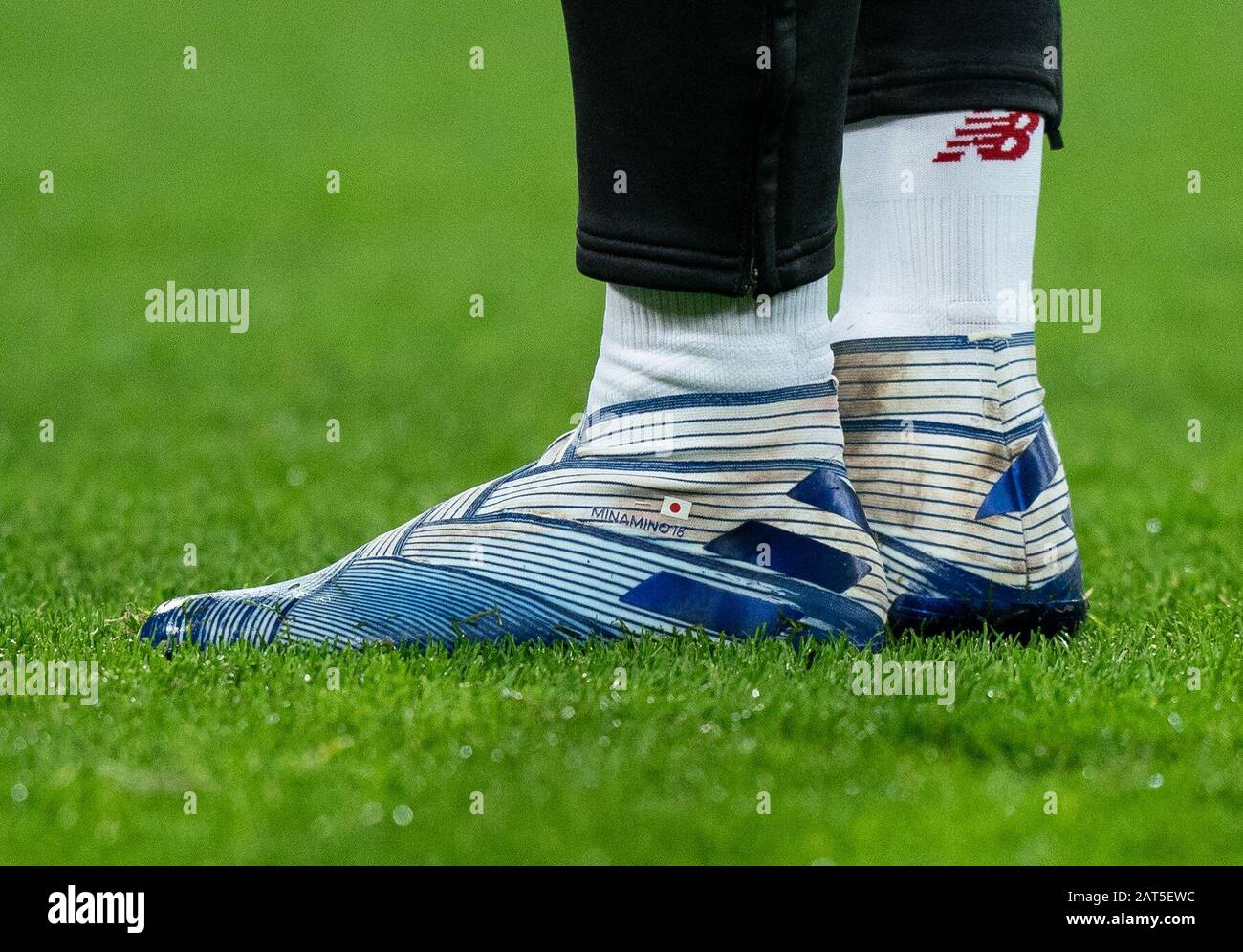 Las botas de fútbol Adidas Nemesis de Takumi Minamino de Liverpool  mostrando la bandera de Japón durante el partido de la Premier League entre  West Ham United y Liverpool en el Olympic