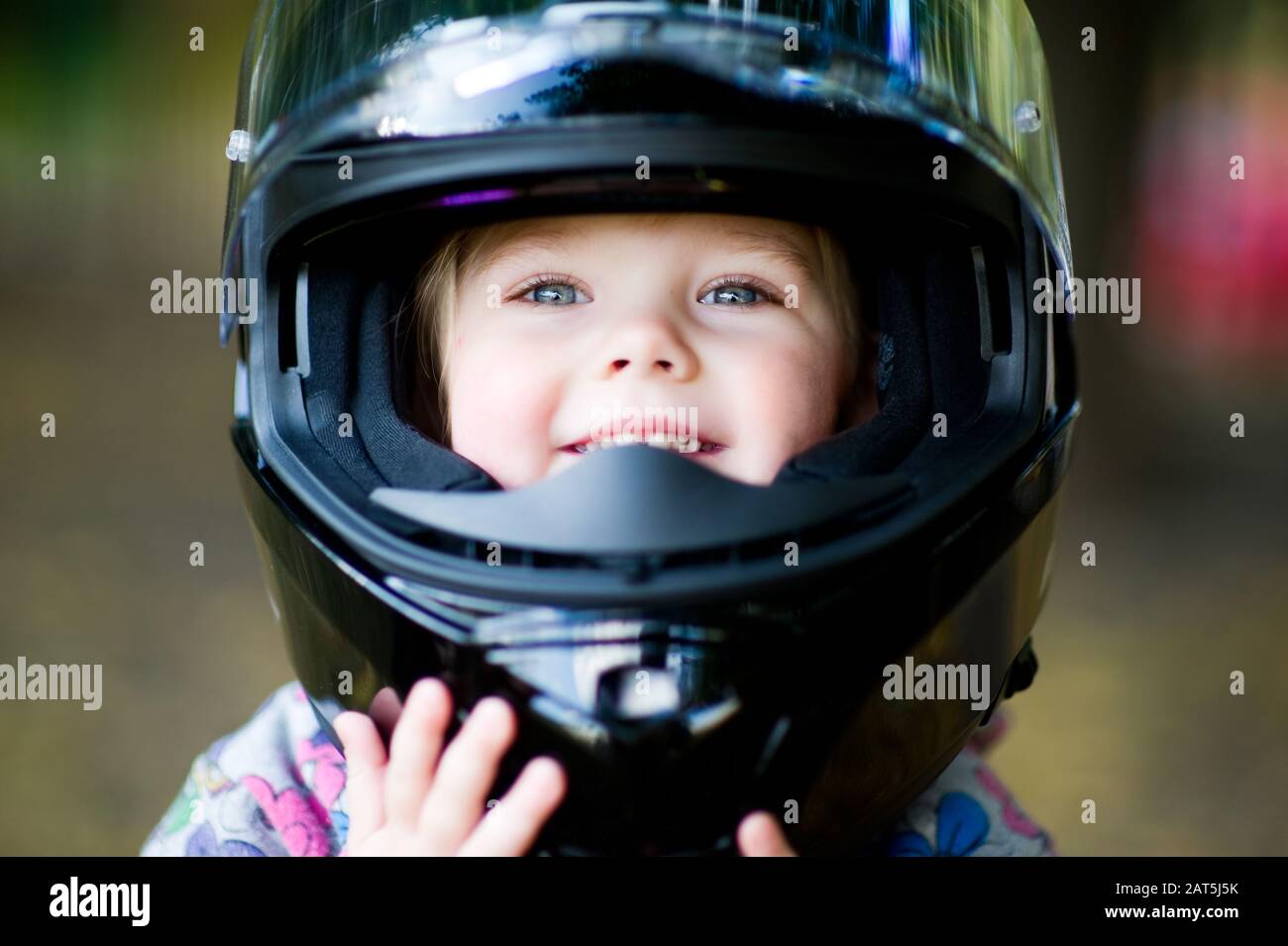 Niña con experiencia hábil en casco de motocicleta de seguridad