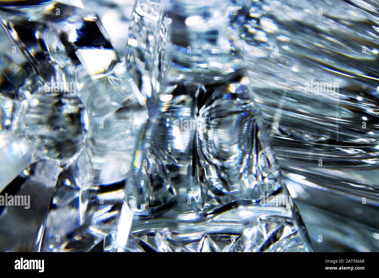 Resumen de fondo de cristal con reflejo de haz de luz de los diversos planos de cristal, sin enfoque Foto de stock