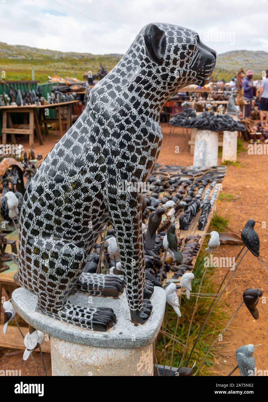 Leopardo de topos de madera y recuerdos a la venta en un puesto de en la del Cabo, Cabo Occidental, Sudáfrica de stock - Alamy