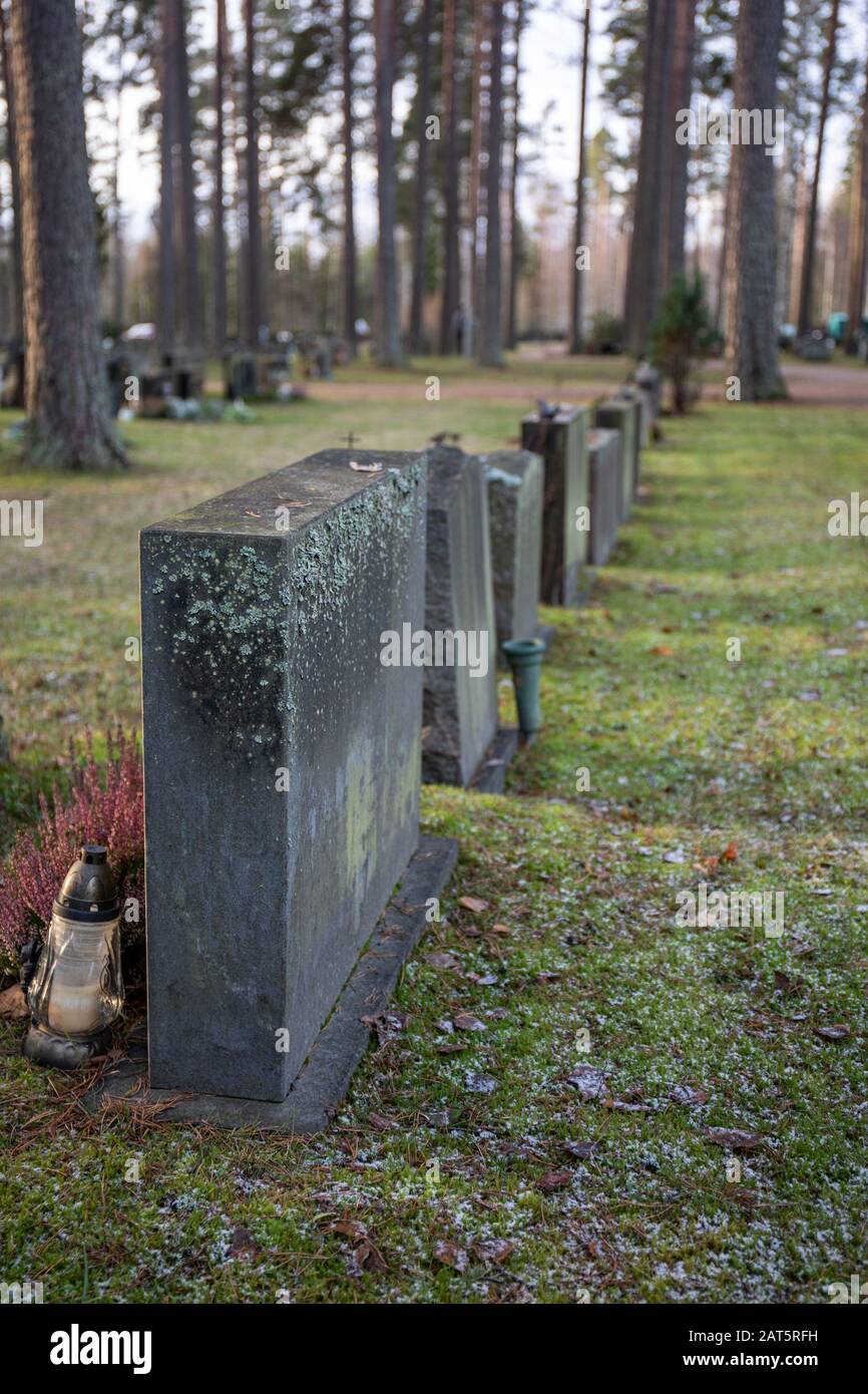 Línea de lápidas anónimas en un cementerio Foto de stock