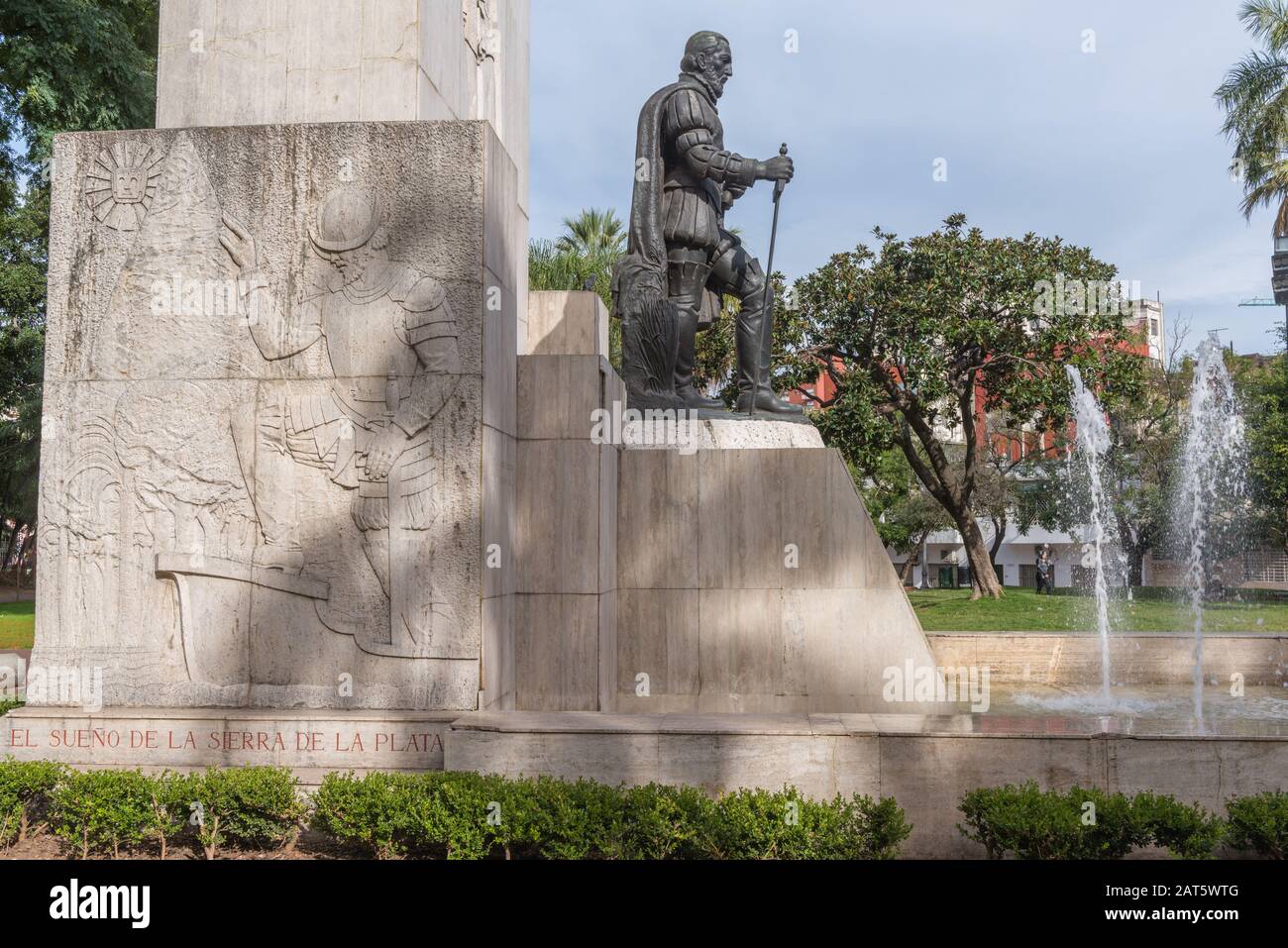 Estatua y Monumento de Don Pedro de Mendoza, fundador de Buenos Aires (1536), Parque Lezama, San Telmo, Buenos Aires, Argentina, América Latina Foto de stock