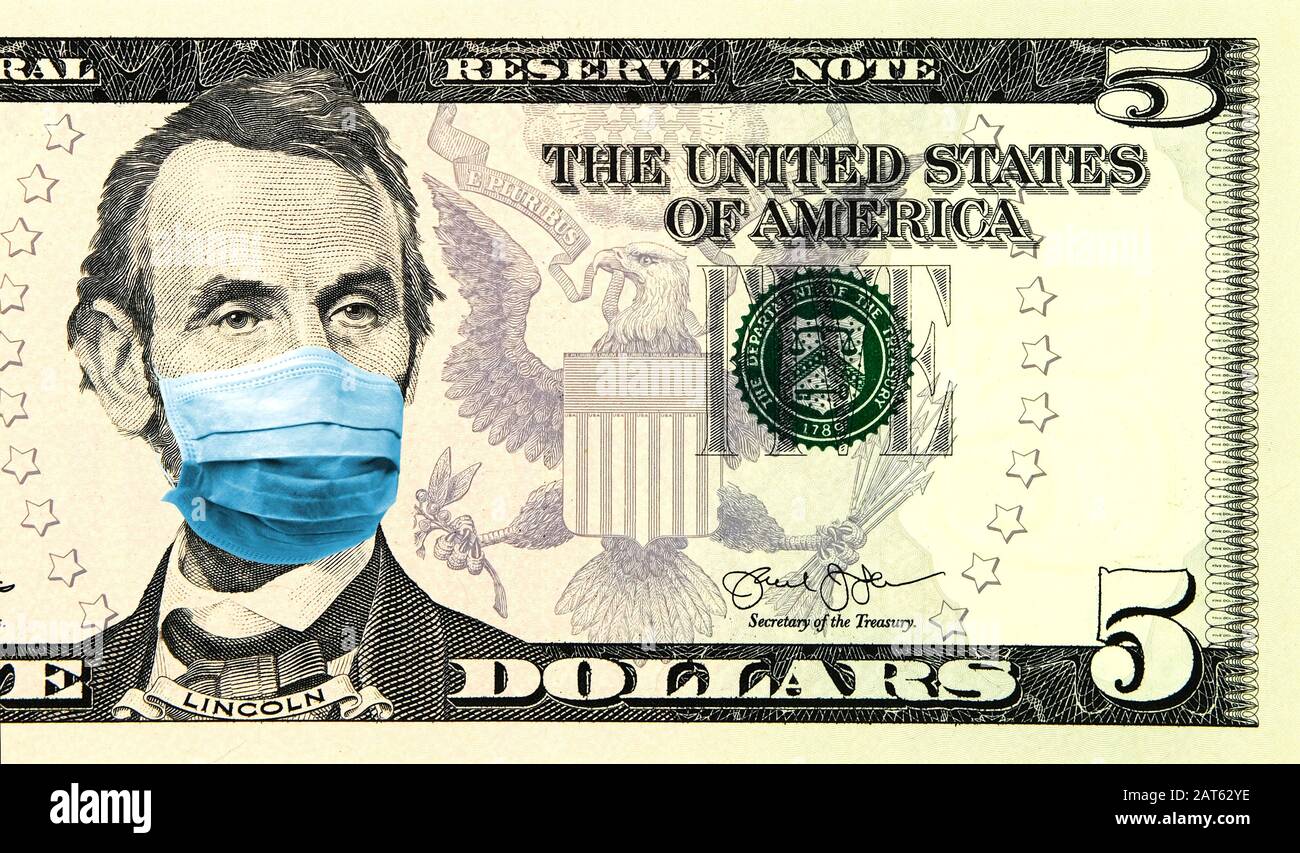 El Coronavirus Wuhan Sars Enfermedad. Concepto de cuarentena en los Estados Unidos. Billete de 5 dólares donde Lincoln lleva una máscara facial. Montaje digital. Foto de stock