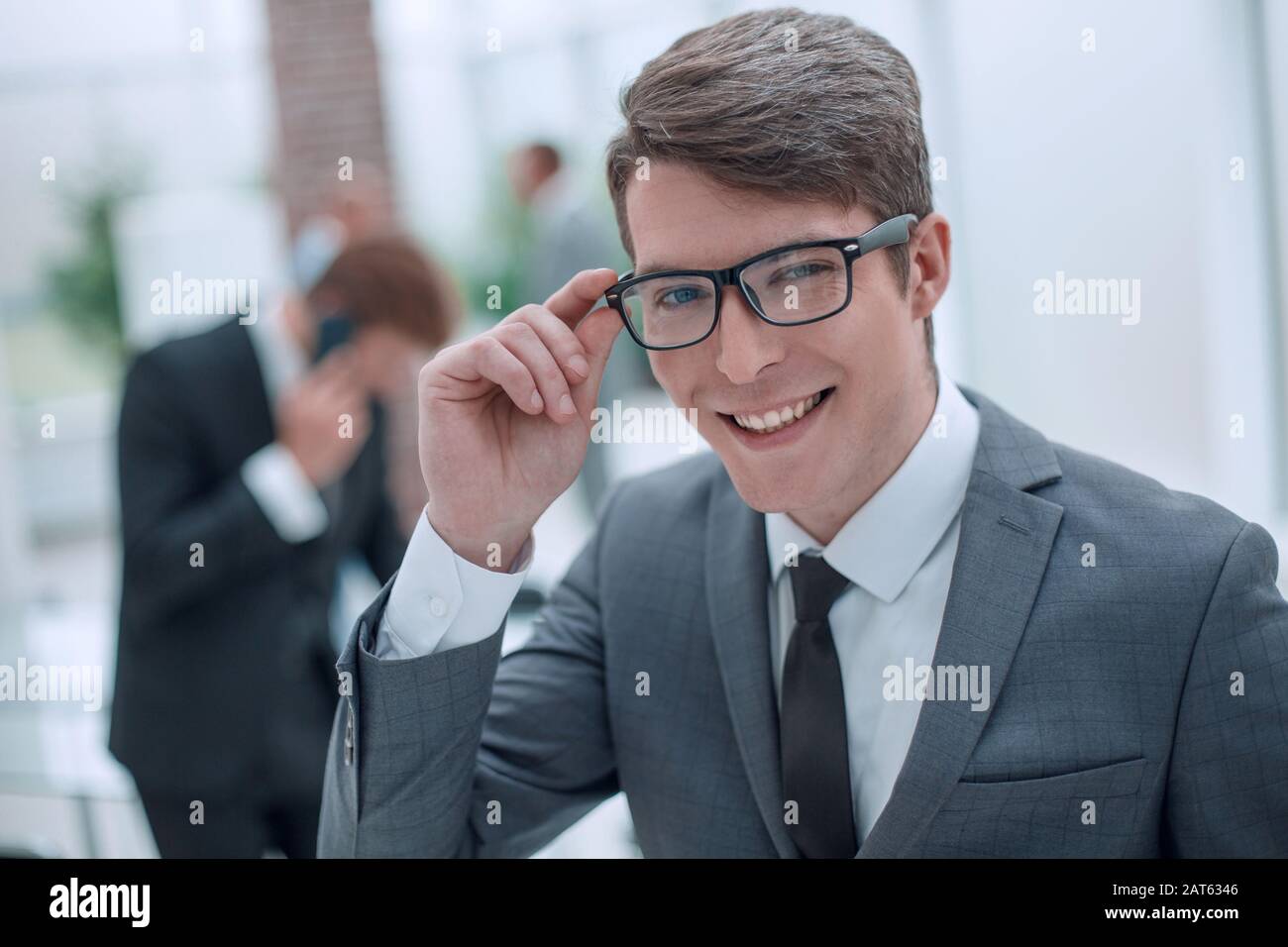 hombre de negocios responsable mirando a través de sus gafas. Foto de stock