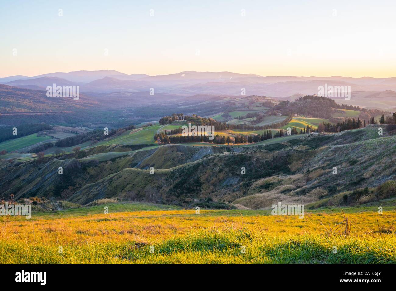 Toscana colinas campiña paisaje italiano colorido al atardecer. Italia Foto de stock
