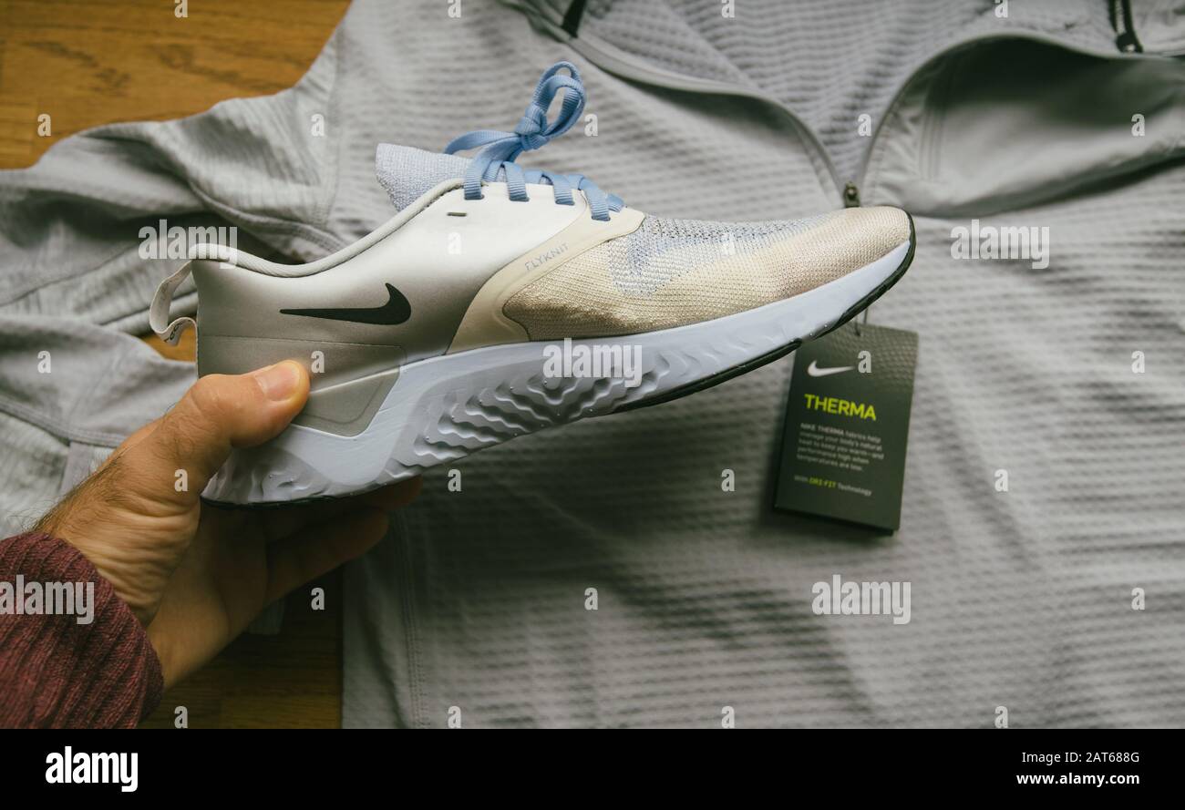 París, Francia - 23 de septiembre de 2019: POV hombre a mano mirando las  nuevas zapatillas fabricadas por Nike model Odyssey React Flyknit 2  Fotografía de stock - Alamy