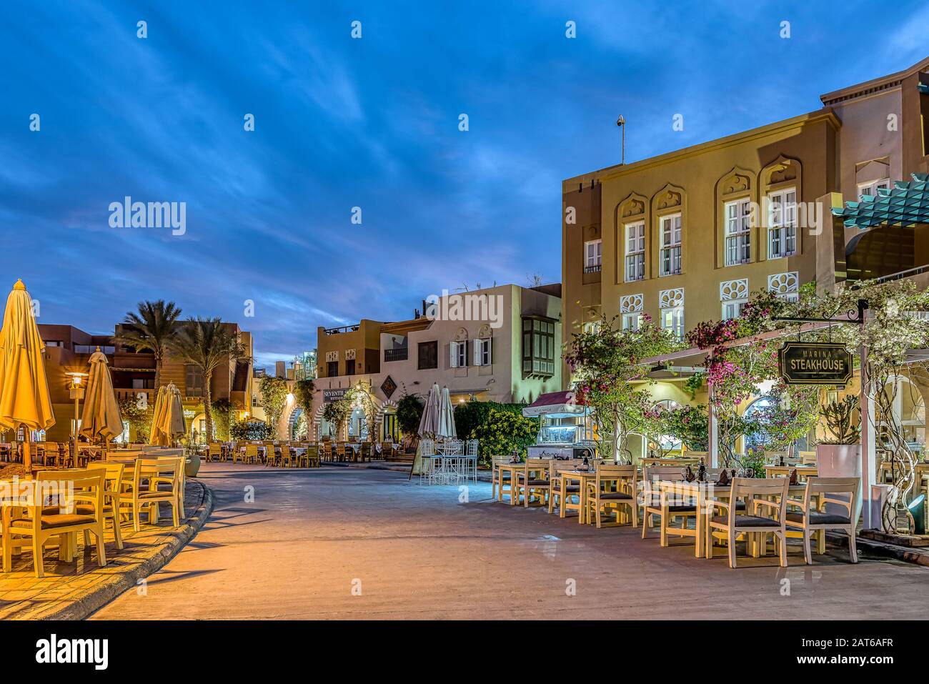 Coloridos restaurantes en la costa caminan una noche al atardecer, Abu Tig, el Gouna, Egipto, 14 de enero de 2020 Foto de stock