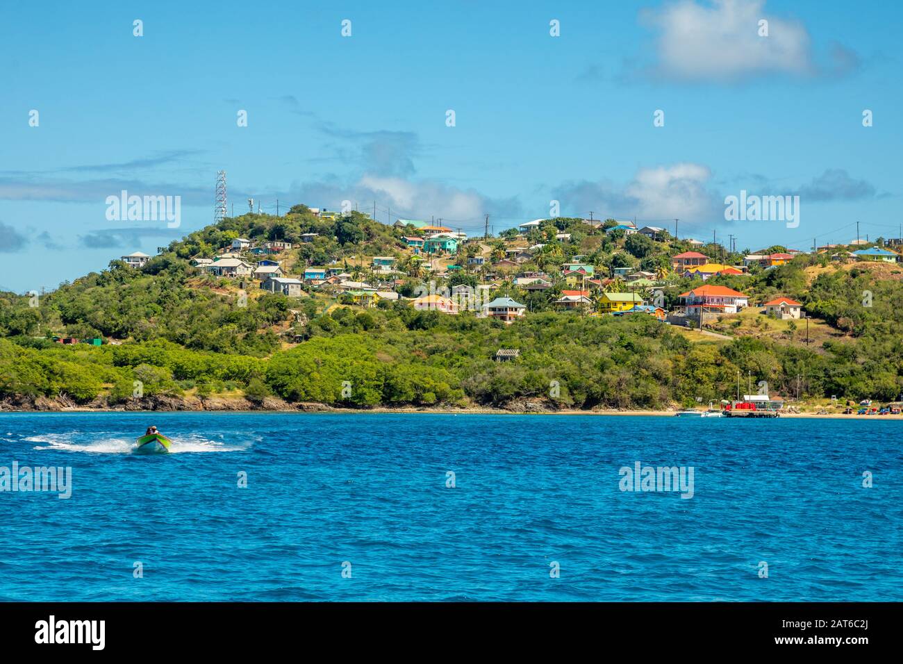 Casas residenciales en la bahía, panorama de la isla Mayreau, San Vicente y las Granadinas Foto de stock
