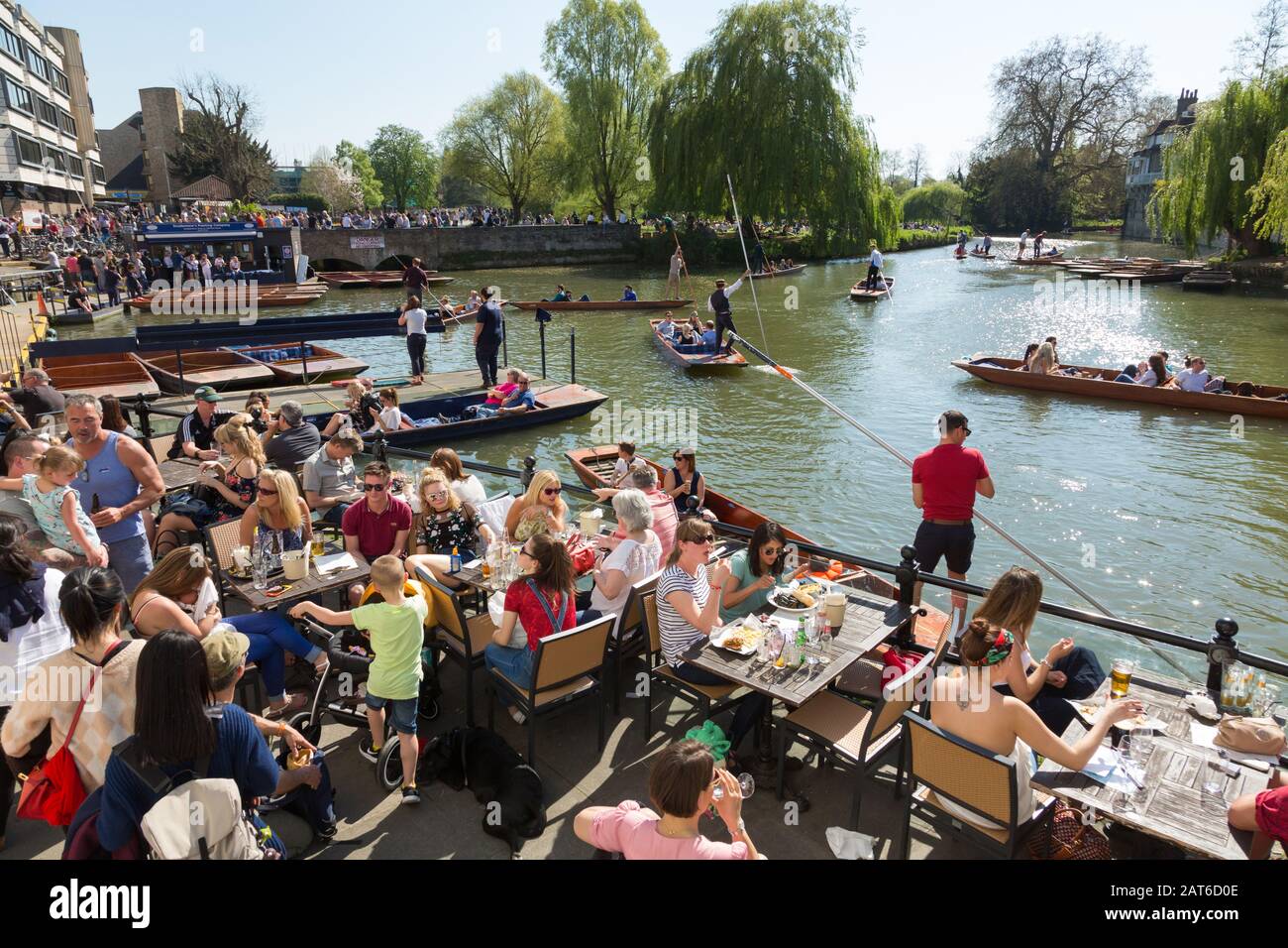 Los visitantes del Anchor Pub bebiendo y comiendo junto al River Cam en Cambridge, Reino Unido Foto de stock