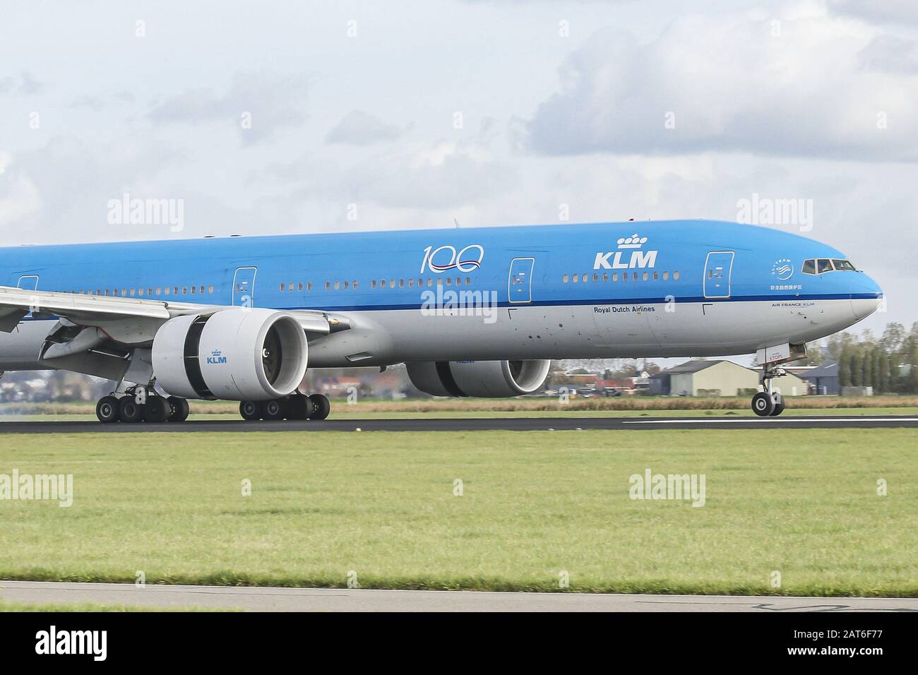 Ámsterdam, Países Bajos. 26 de enero de 2020. Un avión de cuerpo ancho Boeing 777-300 de KLM Royal Dutch Airlines aterriza en el aeropuerto Schiphol AMS EHAM de Ámsterdam, en los países Bajos, en la pista de Polderbaan. El avión cuenta con la certificación ETOPS para vuelos transatlánticos. Crédito: Nik Oiko/Sopa Images/Zuma Wire/Alamy Live News Foto de stock